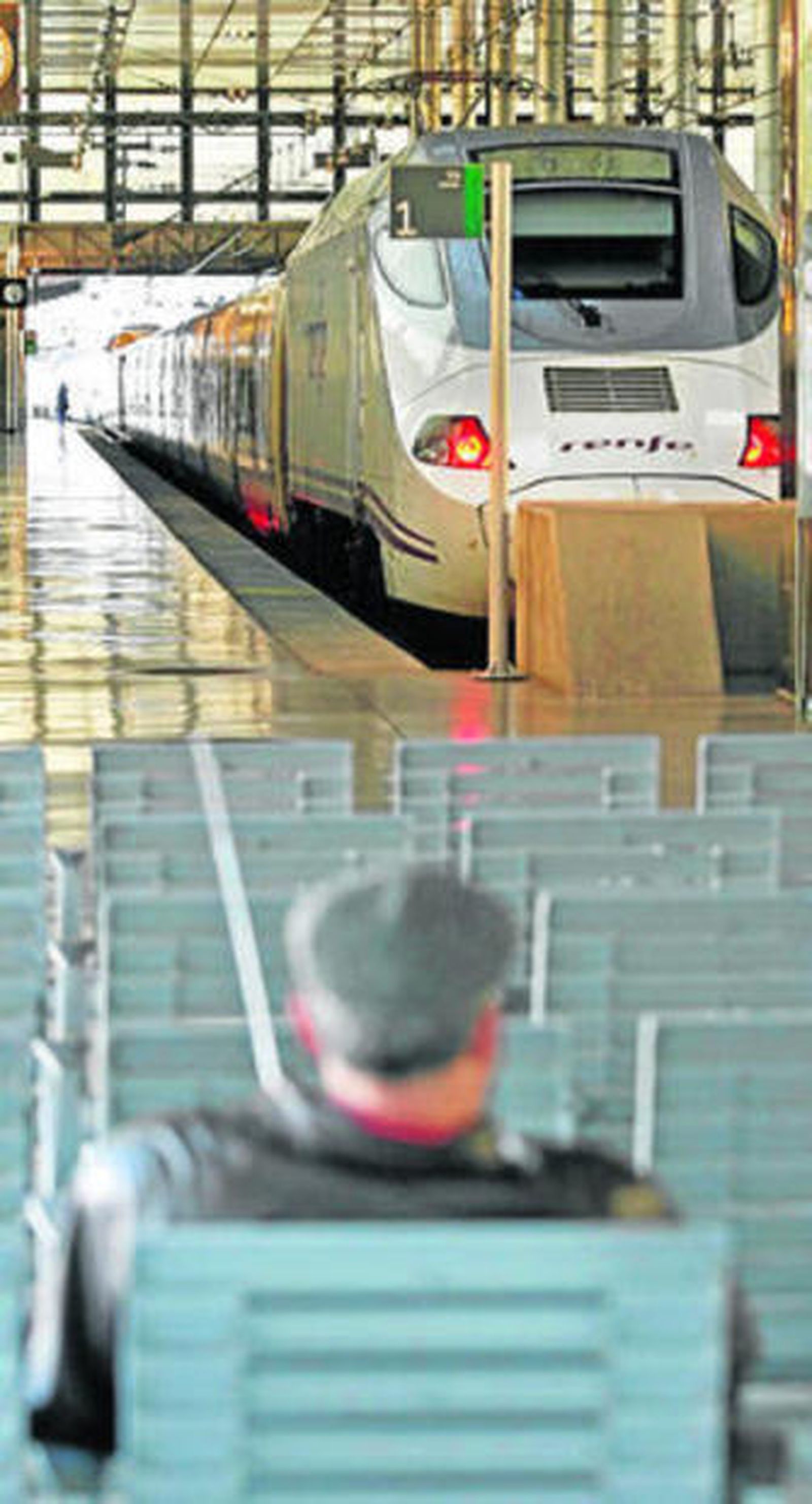 Un tren Alvia espera su salida desde la estación de Cádiz.
