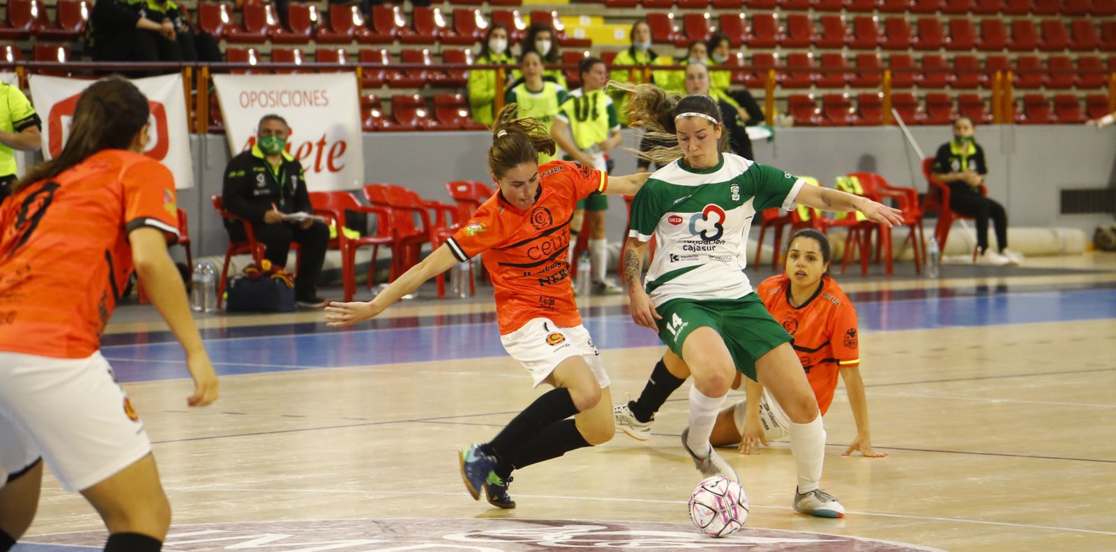 Neiva Cano es presionada por varias rivales.