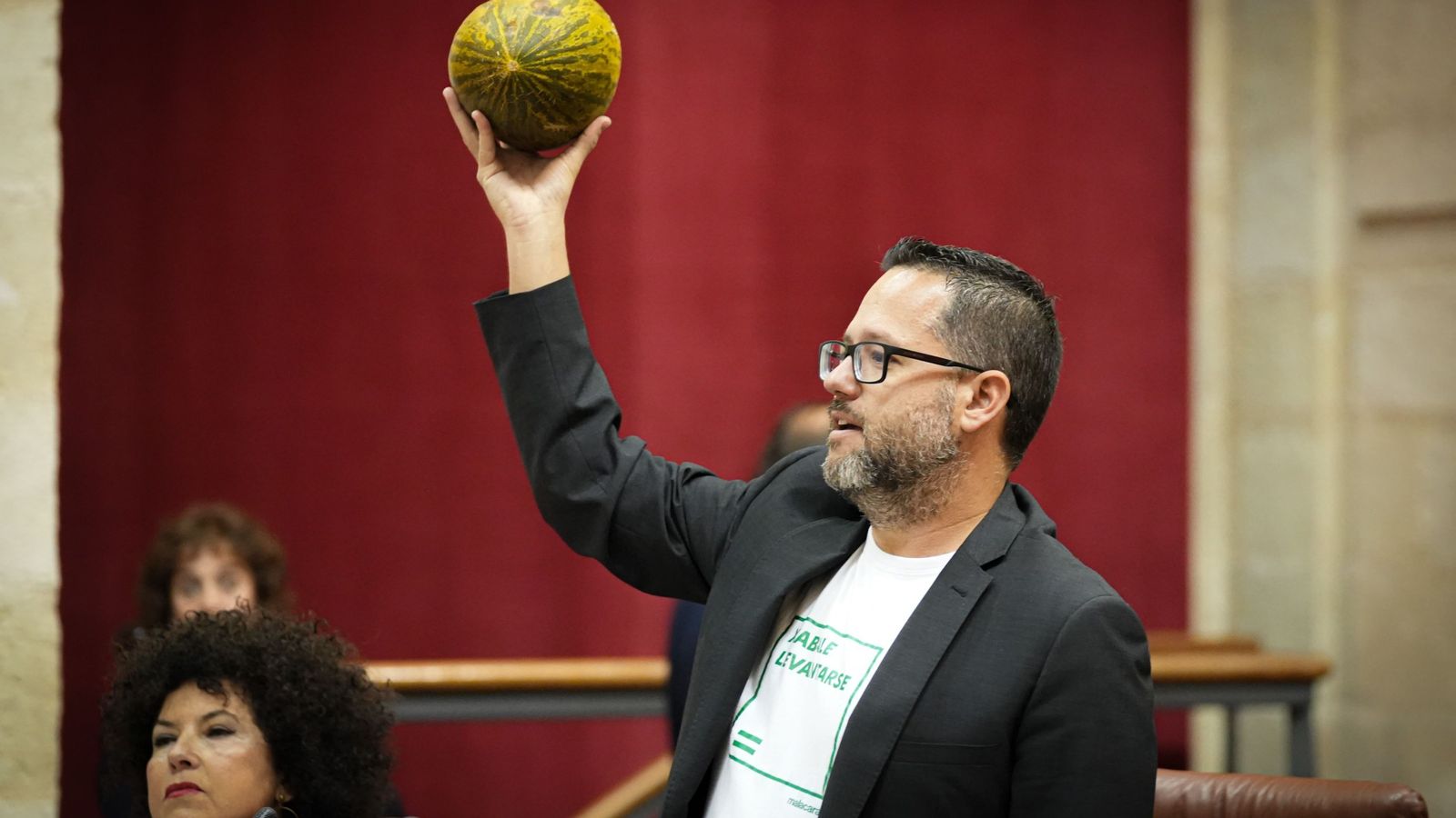 José Ignacio García, de Adelante Andalucía, sostiene un melón en el Parlamento andaluz.