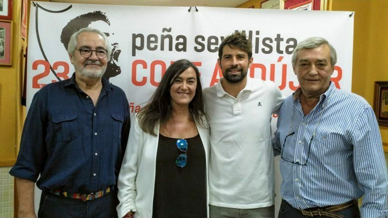Coke, en la inauguración de la peña sevillista a la que da nombre.