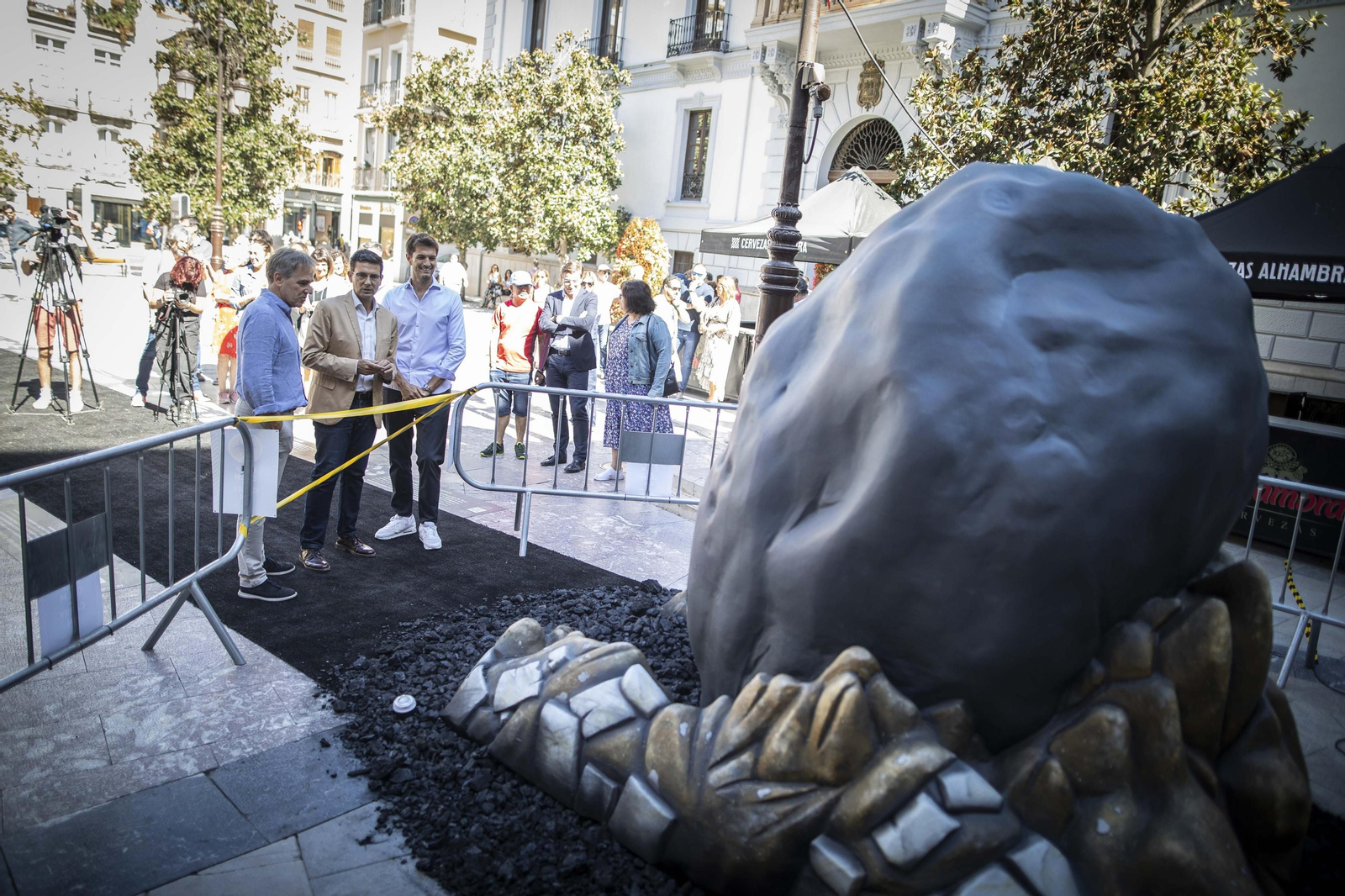 La historia del universo y el rock de Granada 'impactan' en el centro de la capital