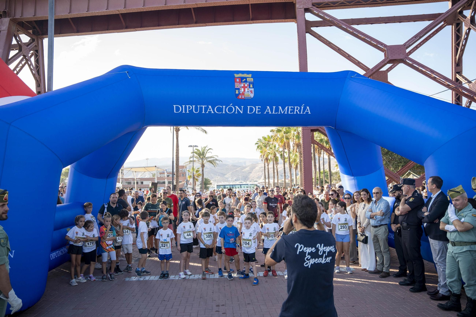 Los jóvenes corredores preparados para tomar la salida de la Minidesértica en el Parque de las Almadrabillas.