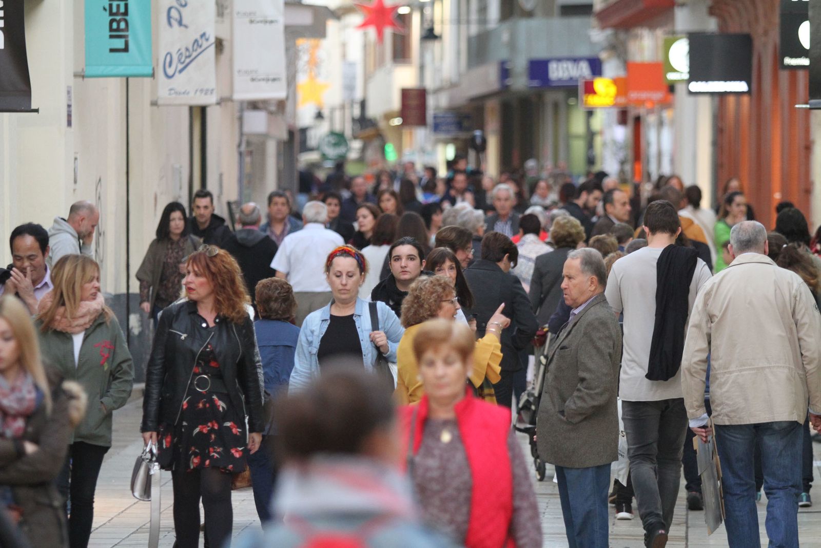 Gente paseando por una calle.