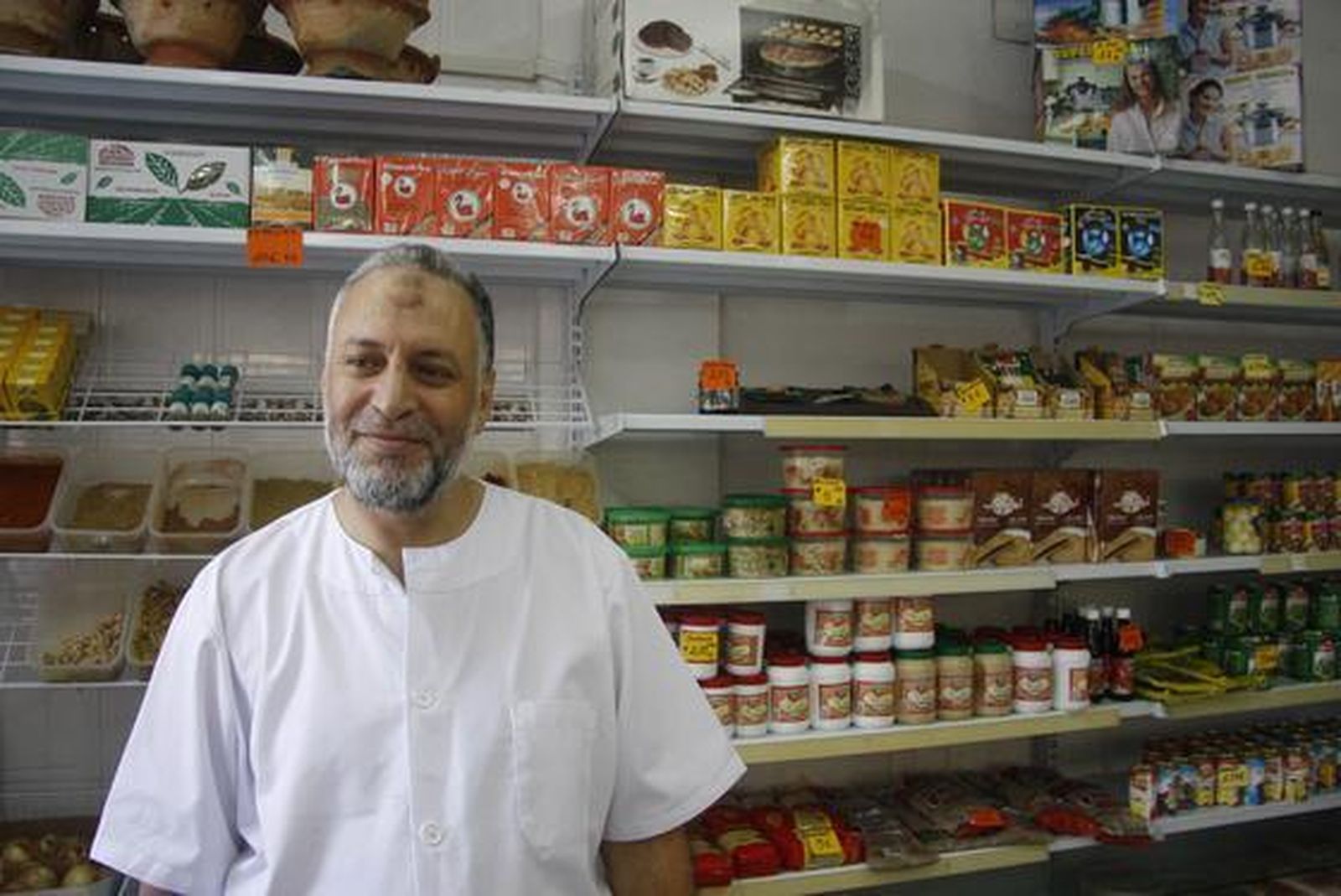 Alimentos de la tienda y carnicería Halal Hamid en Sevilla.  Foto: Belén Vargas