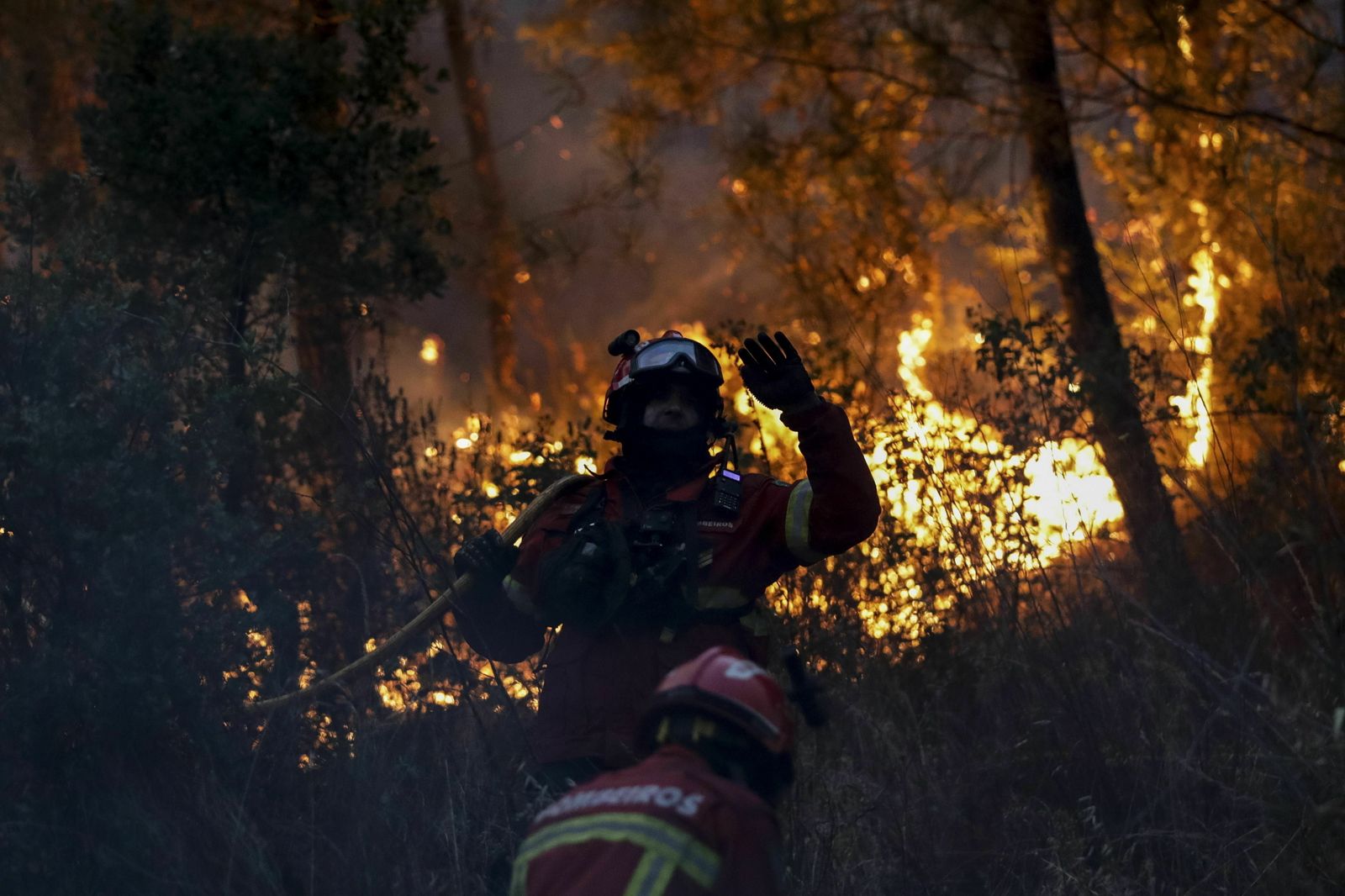 La extinción del incendio del centro de Portugal, en imágenes