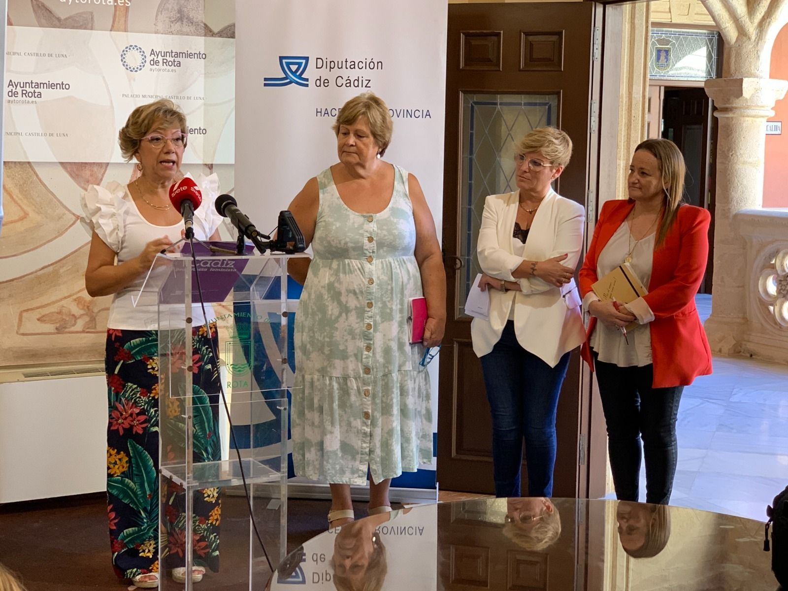 La presentación del I Congreso Feminista de la provincia en el Ayuntamiento de Rota.