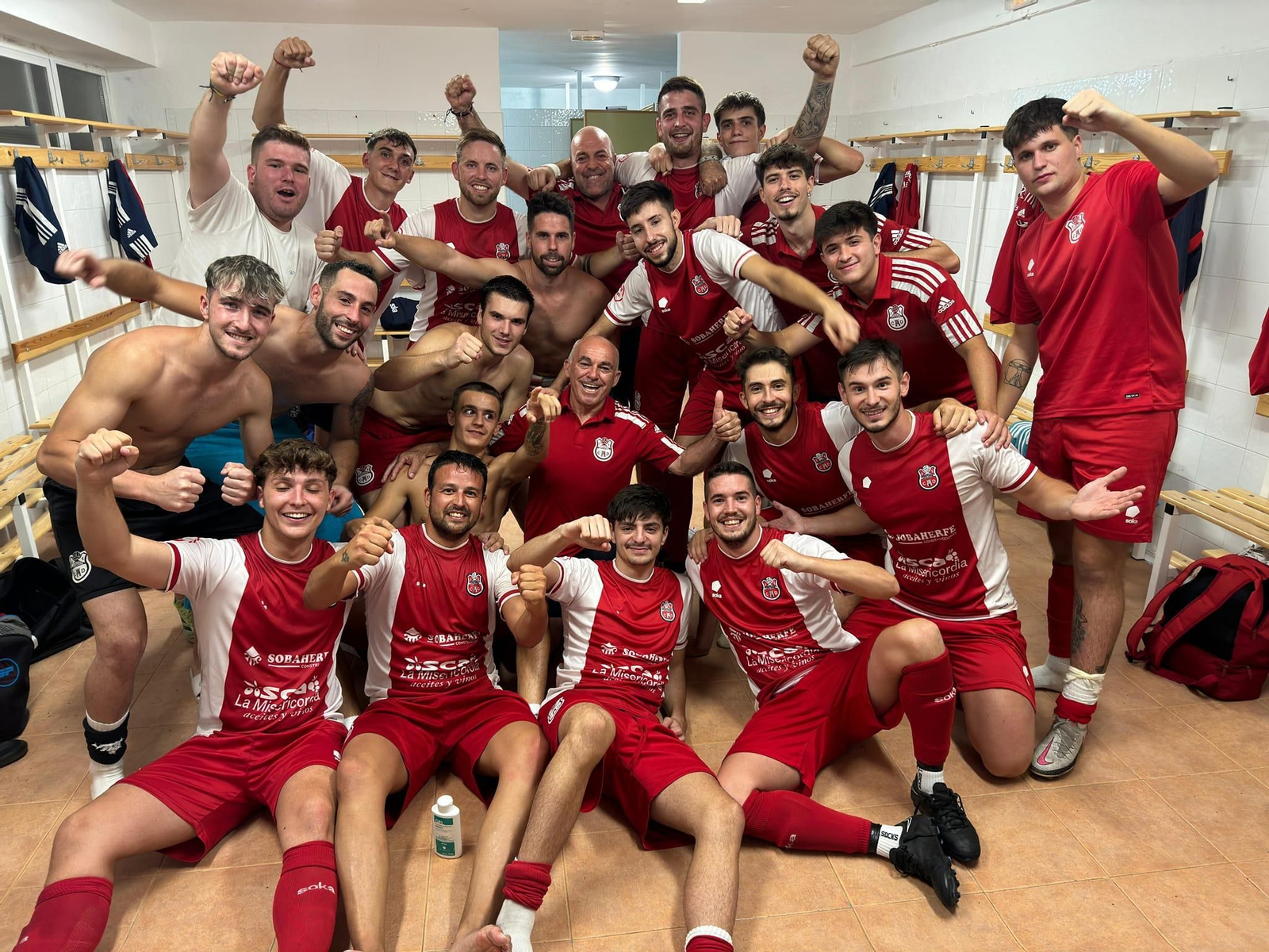 El plantel del filial torreño celebra su pase a semis.