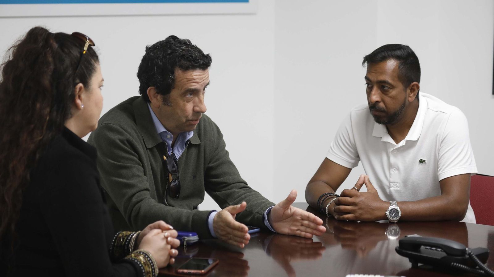 Juan Luis Moreno explica el caso ante la mirada de David y Ana