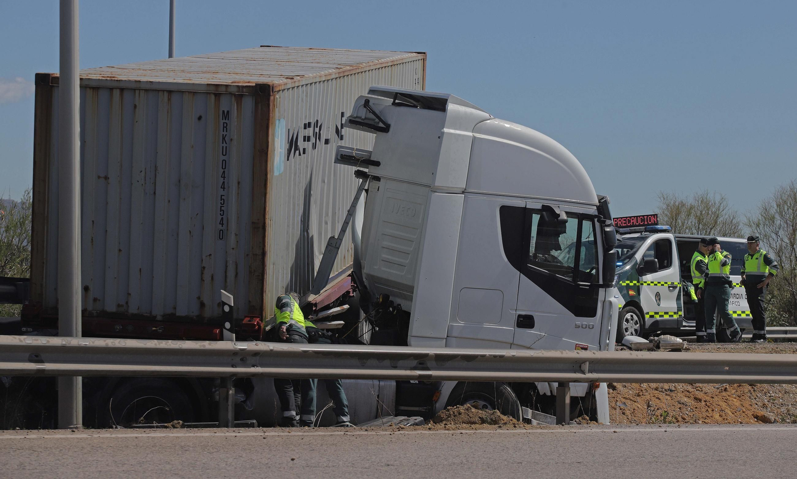 Fotos del camión accidentado en la A-381 a la altura de Puente Romano