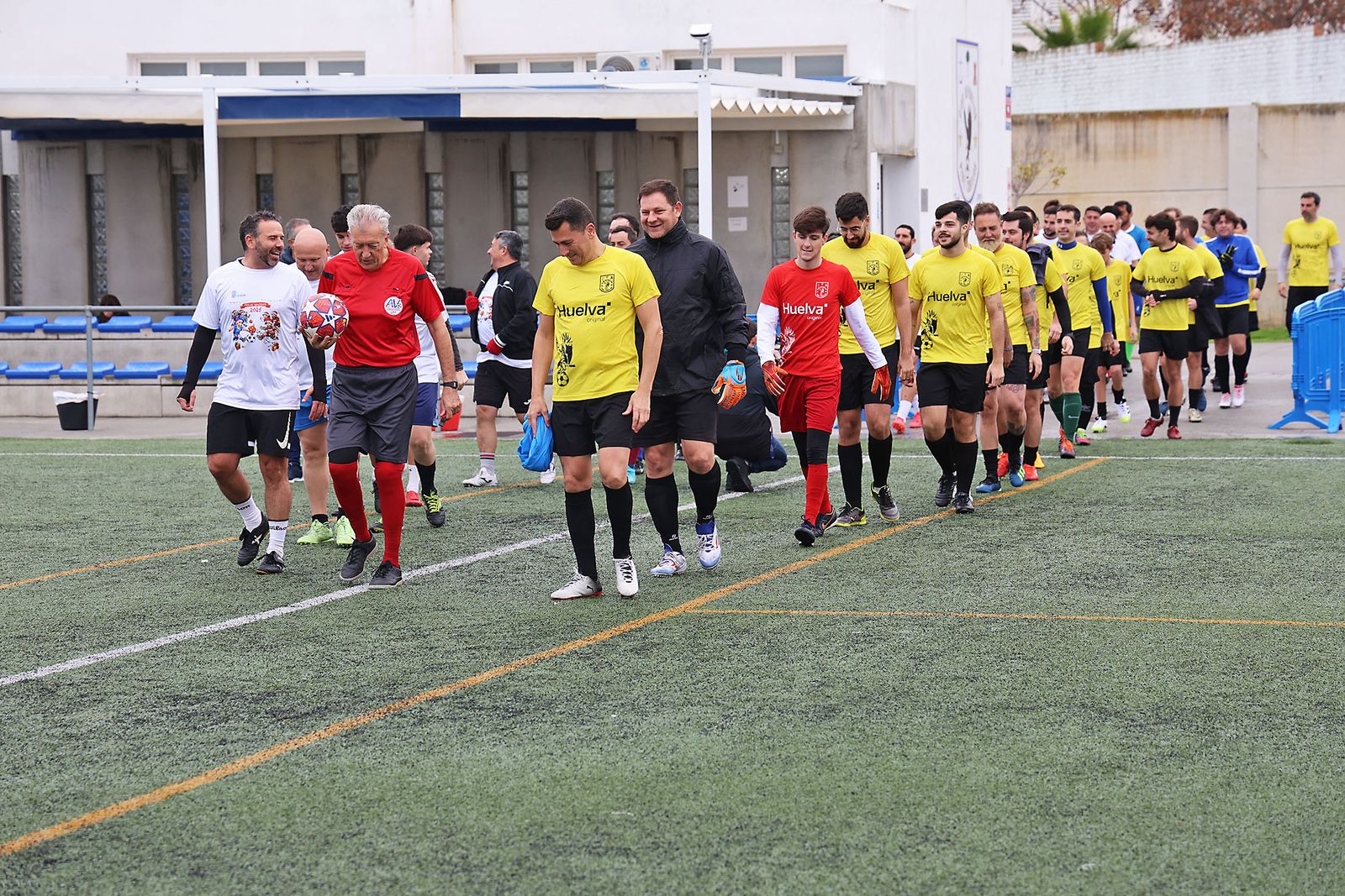 Periodistas y políticos disputan su tradicional partido navideño de fútbol