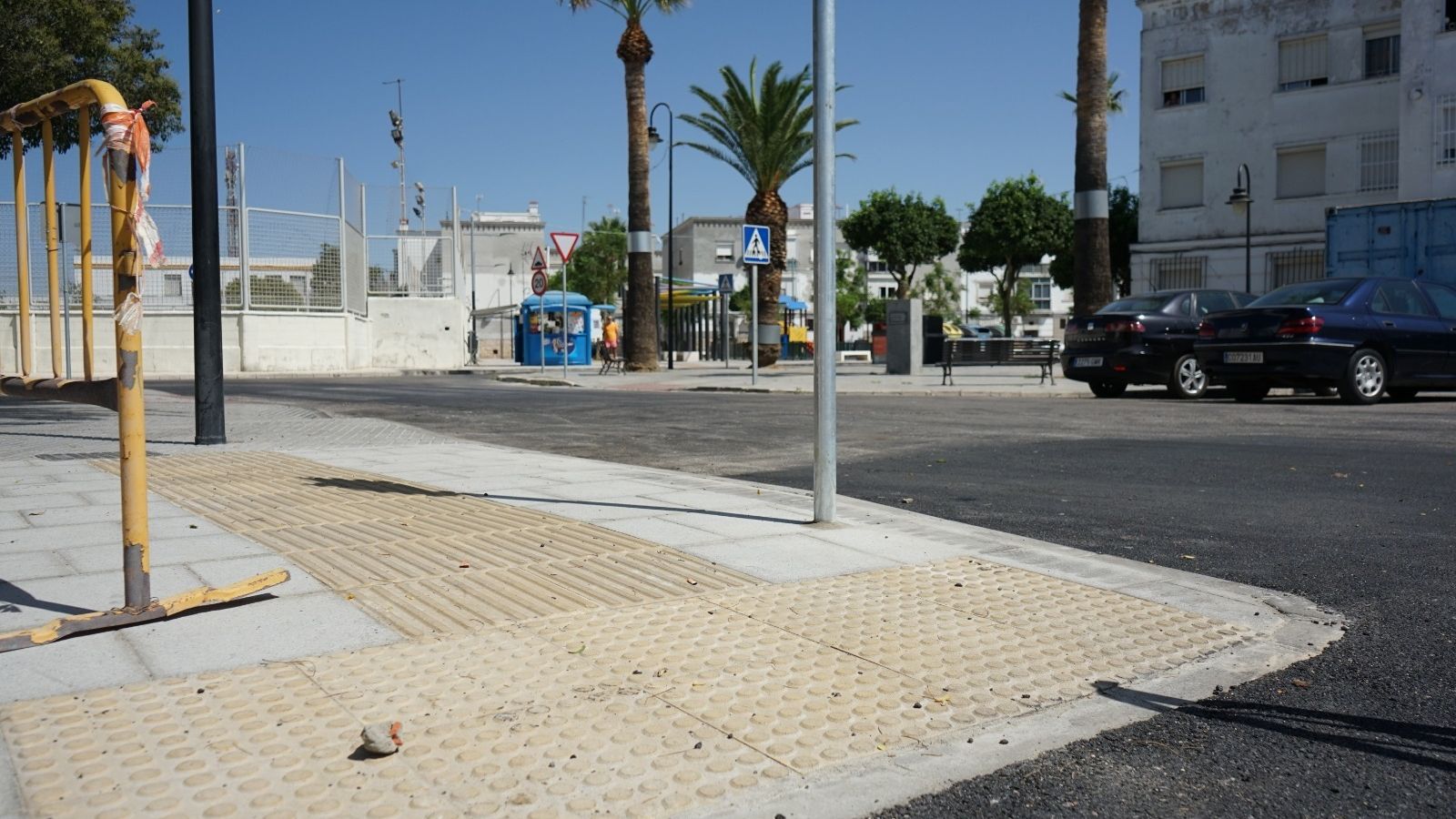 La calle Padre José Neira de la barriada Bazán, tras las obras llevadas a cabo.