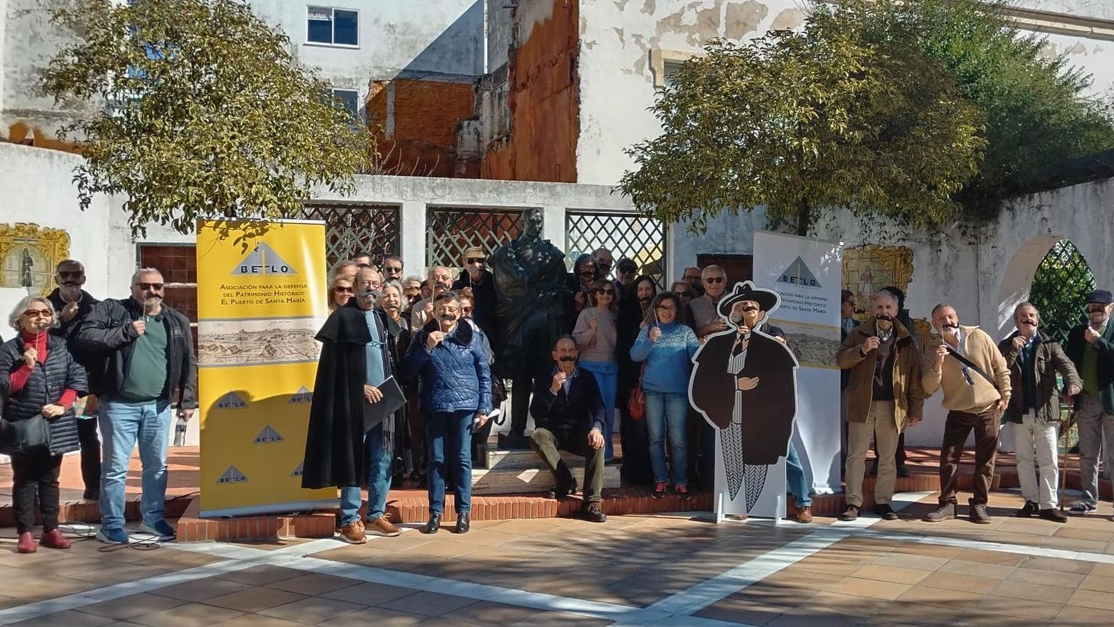 Una foto de grupo de los asistentes al acto, con el bigote característico de Muñoz Seca.