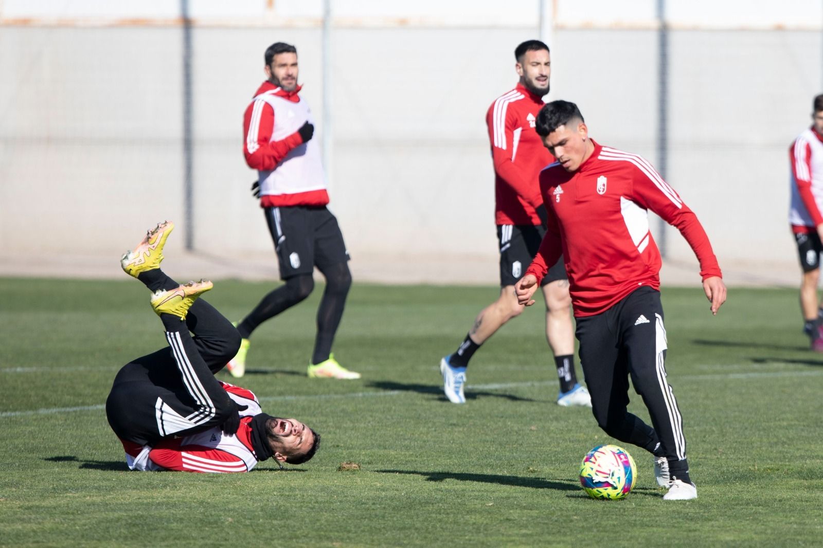 Así fue el encontronazo entre Antonio Puertas y Jonathan Silva en el entrenamiento del Granada CF