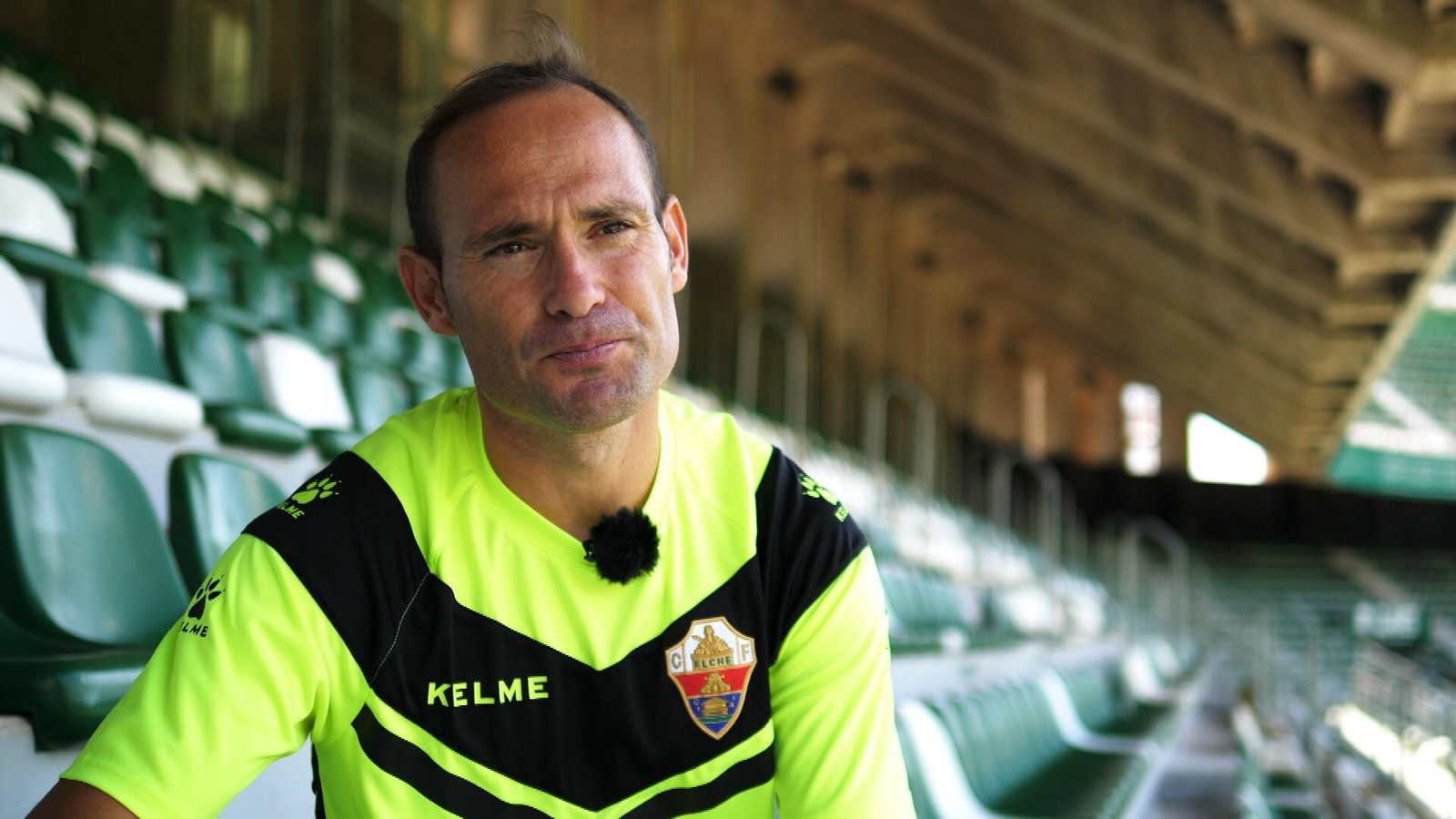 Nino durante una entrevista a 'LaLiga123TV' en el Martínez Valero.