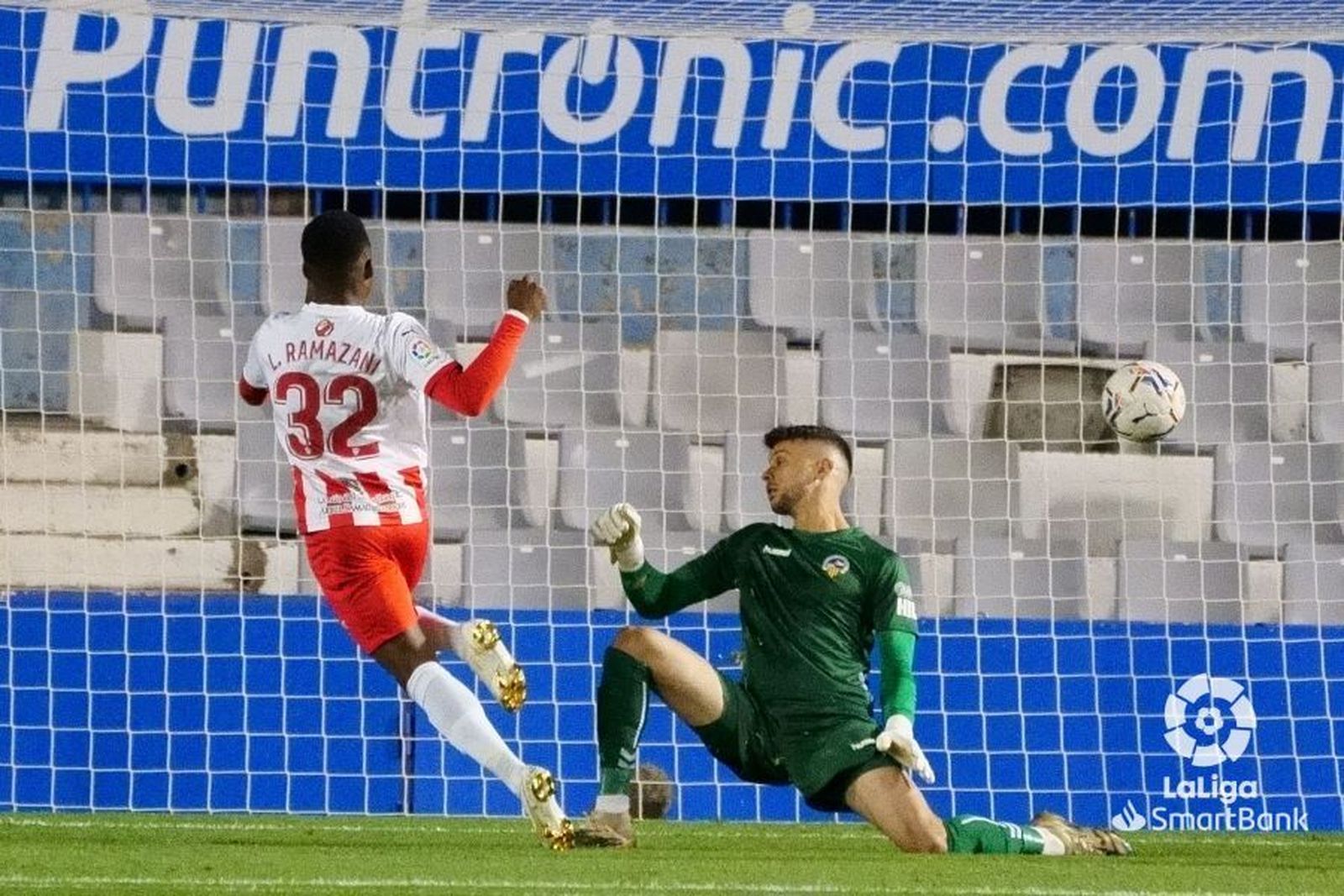 Ramazani anotando el 0-1, que resultó anulado.