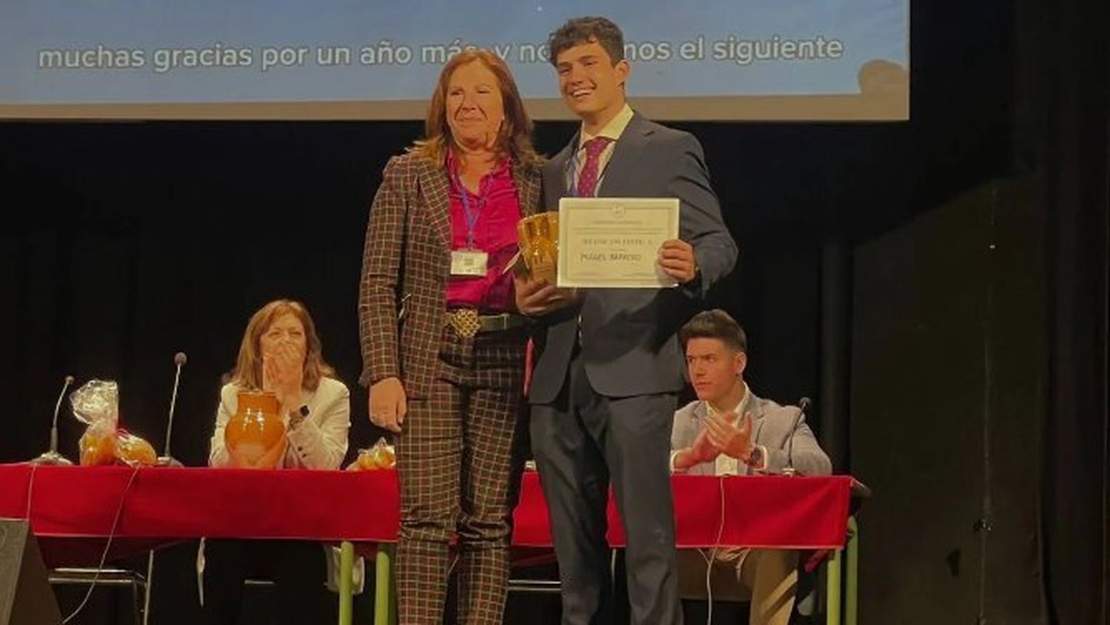 Miguel Barrero recibiendo el premio al mejor orador.