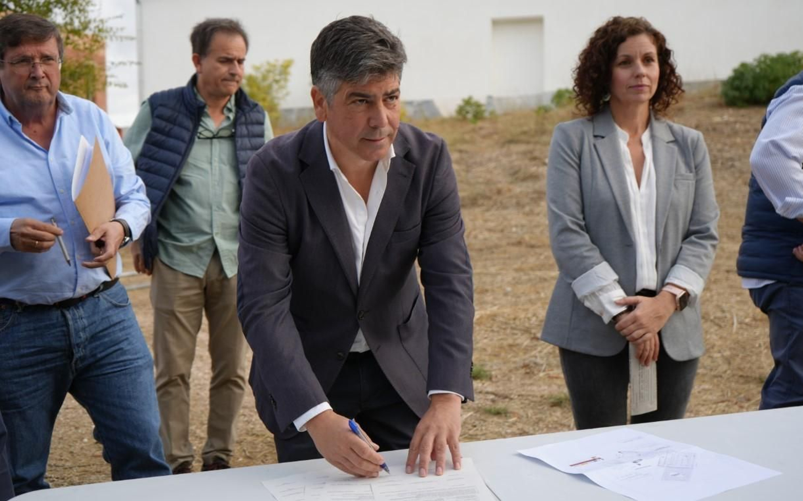 El alcalde de Montilla firma las obras del nuevo aparcamiento disuasorio.