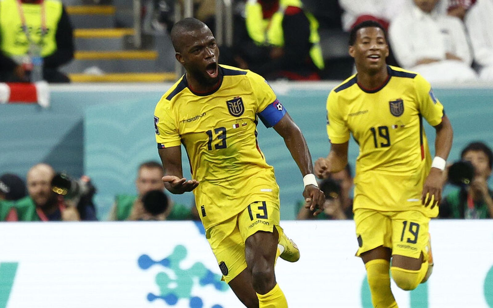 Enner Valencia celebra uno de los dos goles en la victoria de Ecuador frente a Qatar.