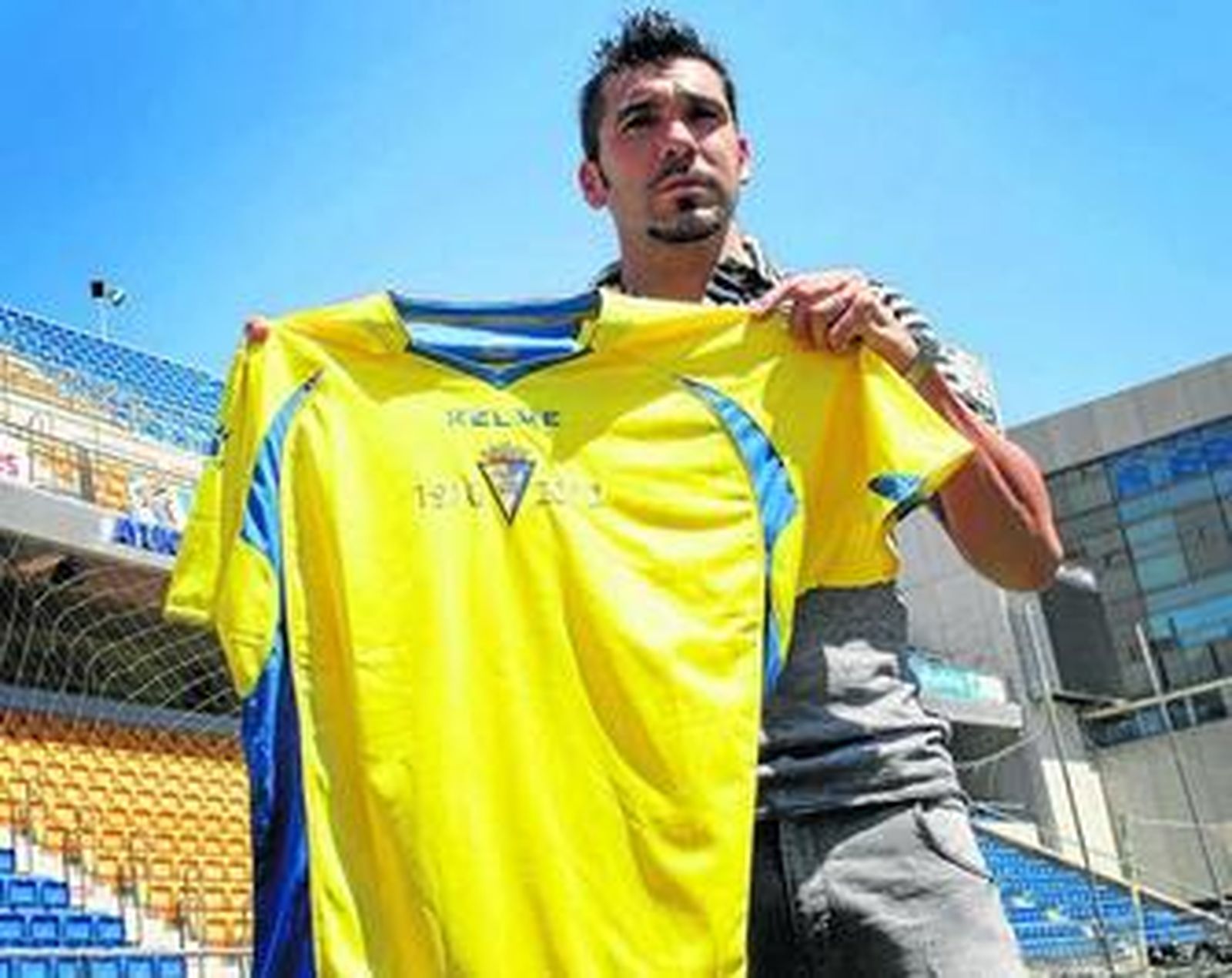 El central Jose Serrano, el día de su presentación como jugador del Cádiz.