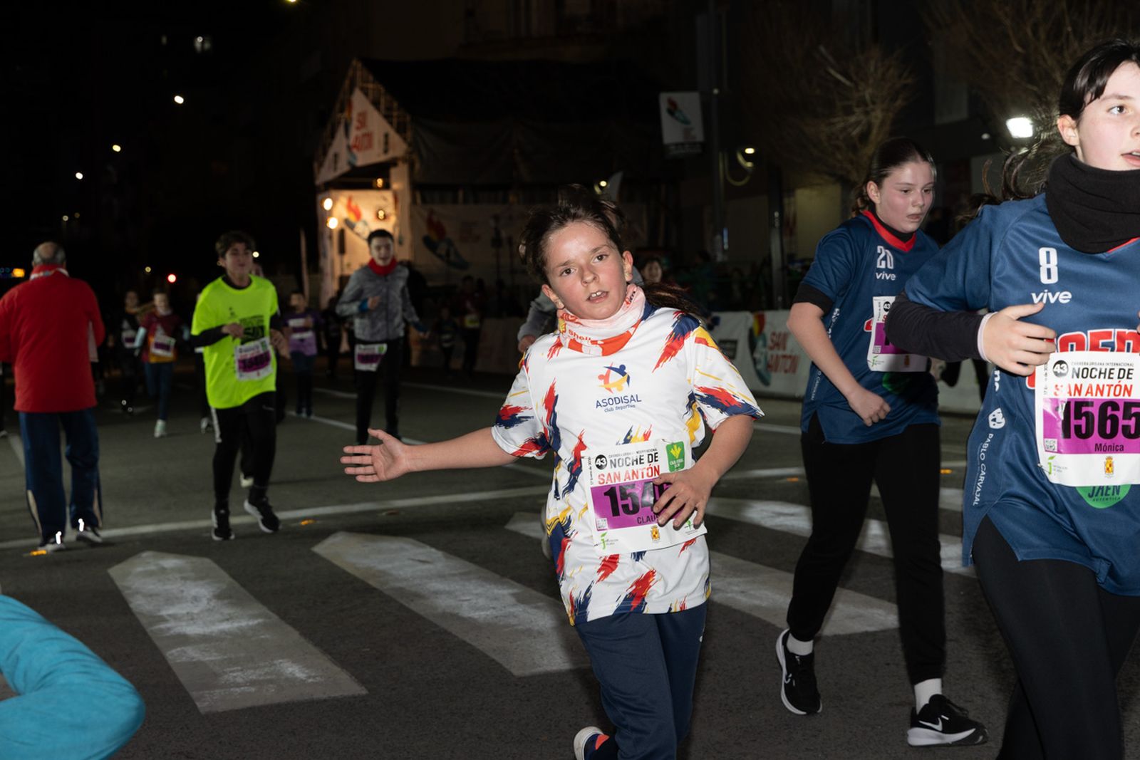 En imágenes: 2.000 atletas brillan con luz propia en la infantil de la Carrera de San Antón 2026