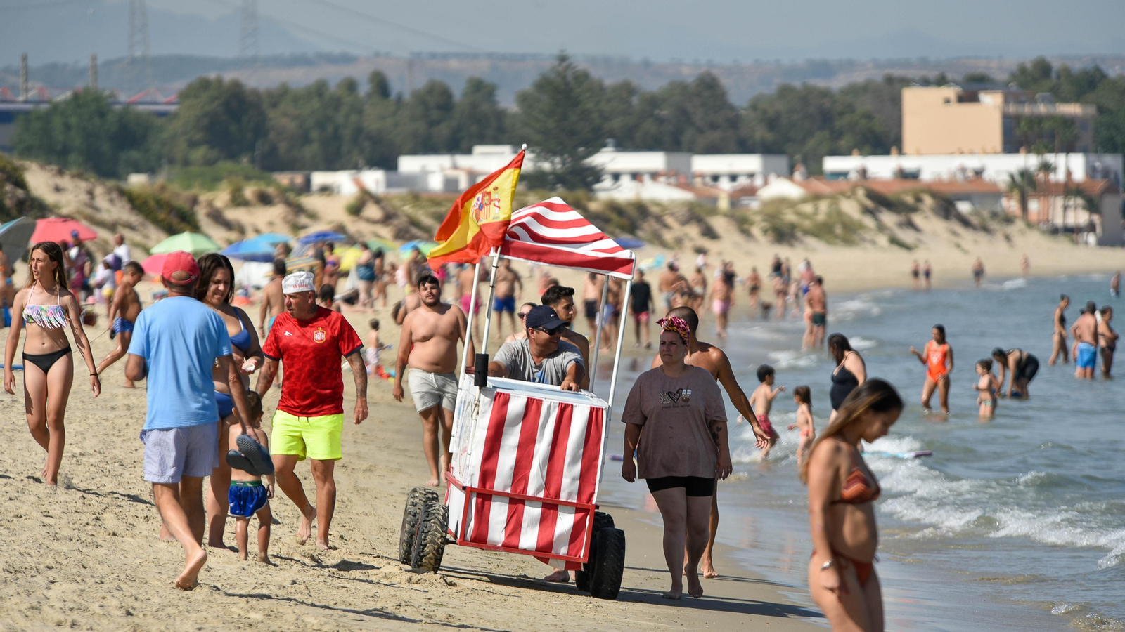 Bañistas en la playa de El Rinconcillo.