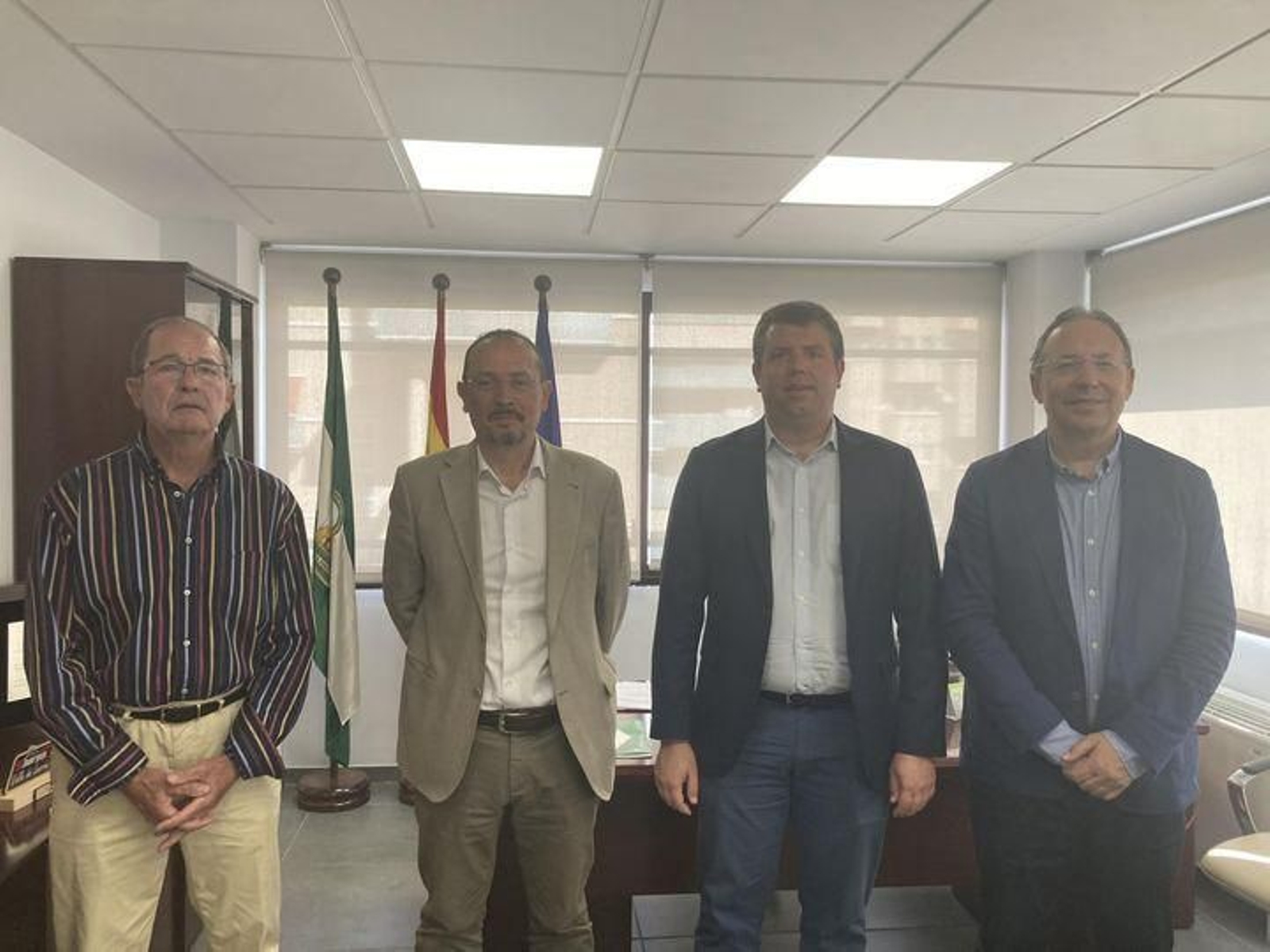El alcalde de Monachil, José Morales Morales, junto al delegado de Cultura, Turismo y Deporte, Fernando Egea,  el secretario general Provincial de Turismo, José Manuel Tapia Ramos, y el presidente de empresarios locales de la mancomunidad Río Monachil, Rafael Márquez.