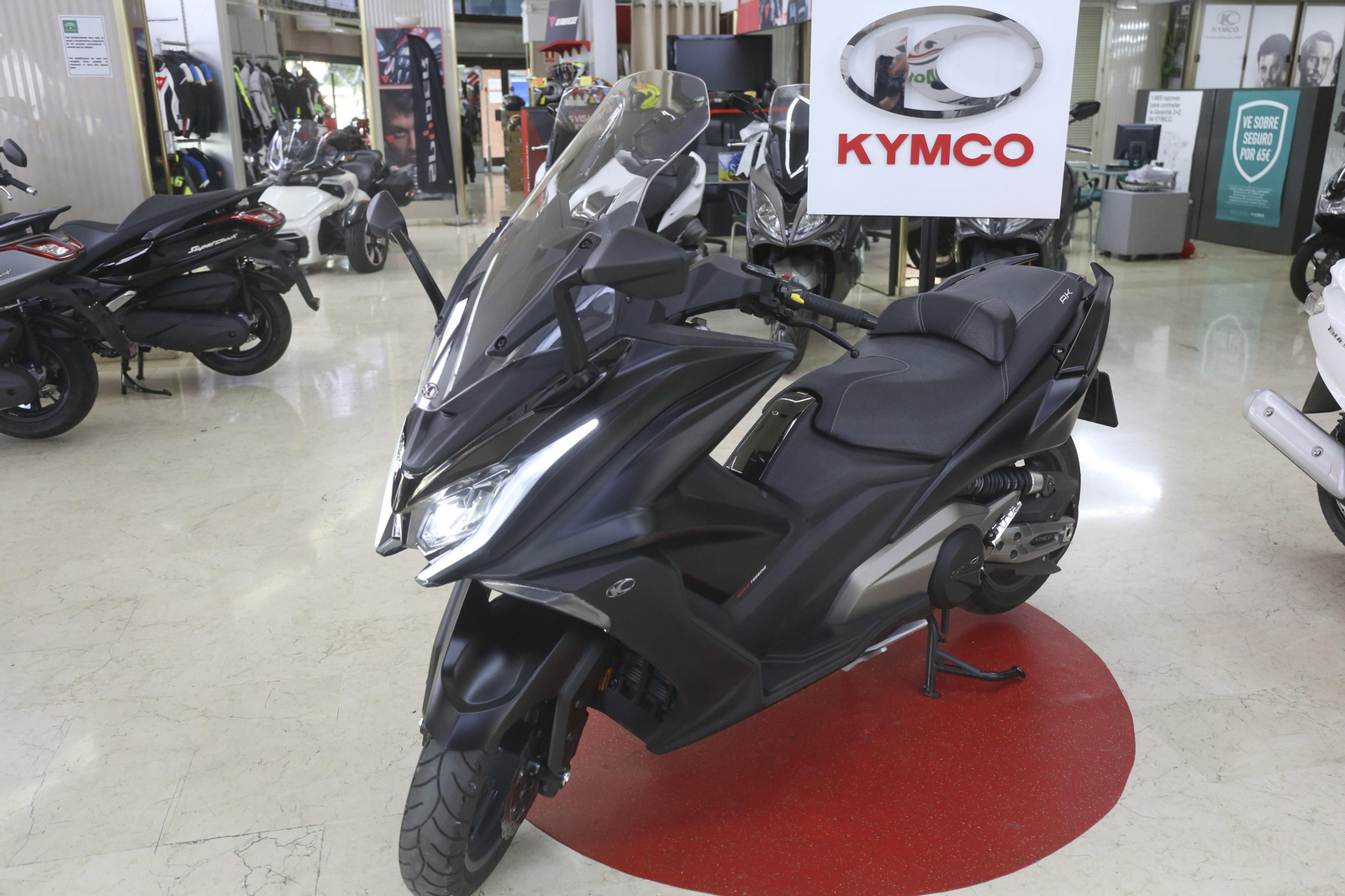 El testdrive del KYMCO AK550 es el megascooter más avanzado y potente.