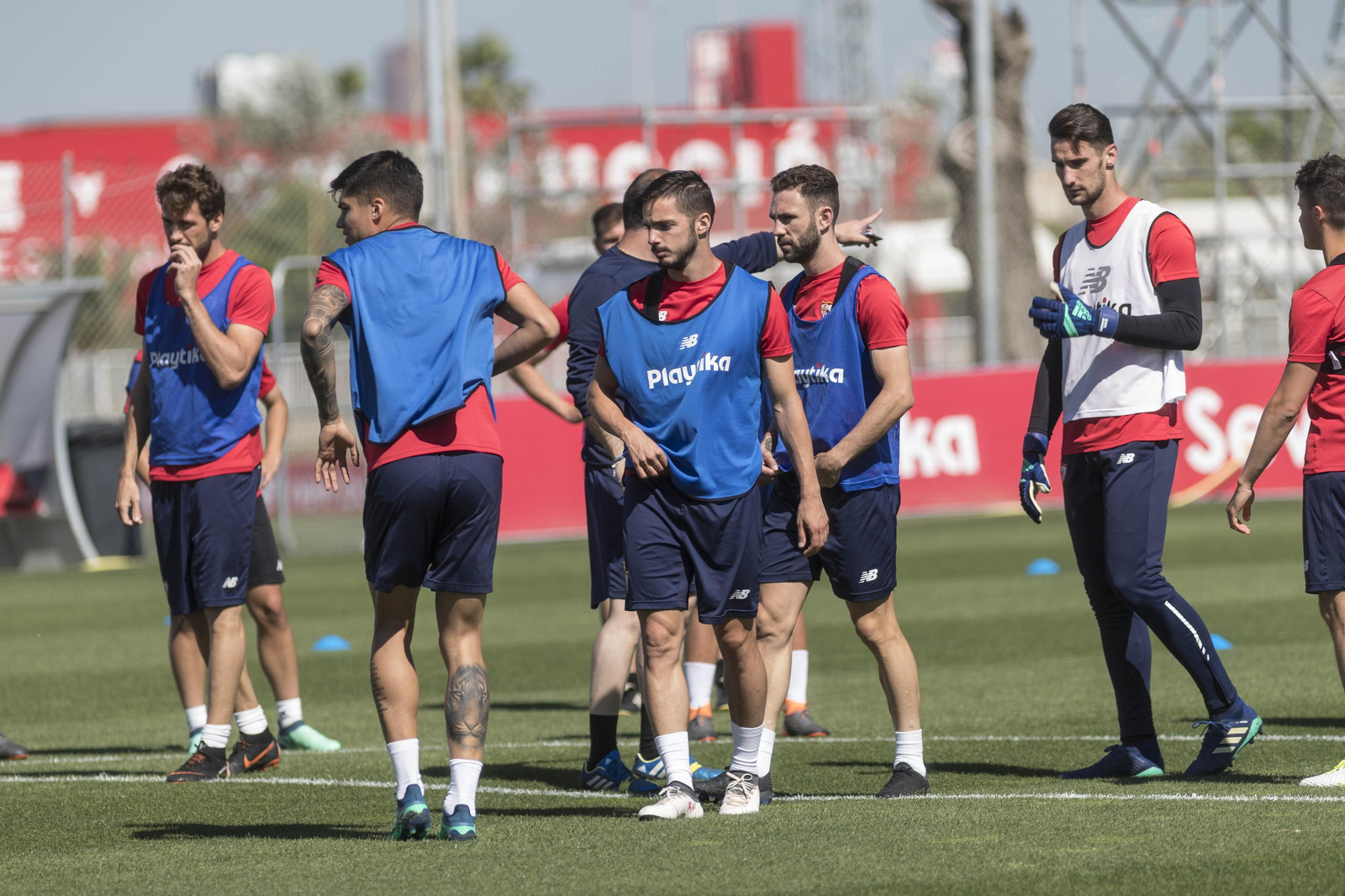 Franco Vázquez, Correa, Sarabia, Layún y Sergio Rico, en un entrenamiento reciente.