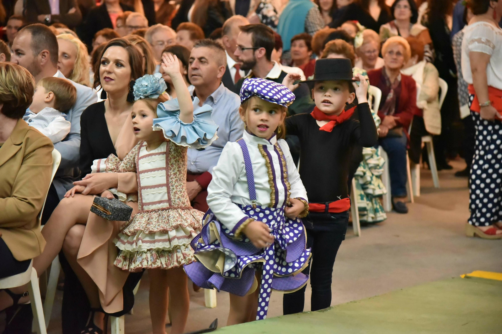Tres simpáticos niños en la feria de Castellar.