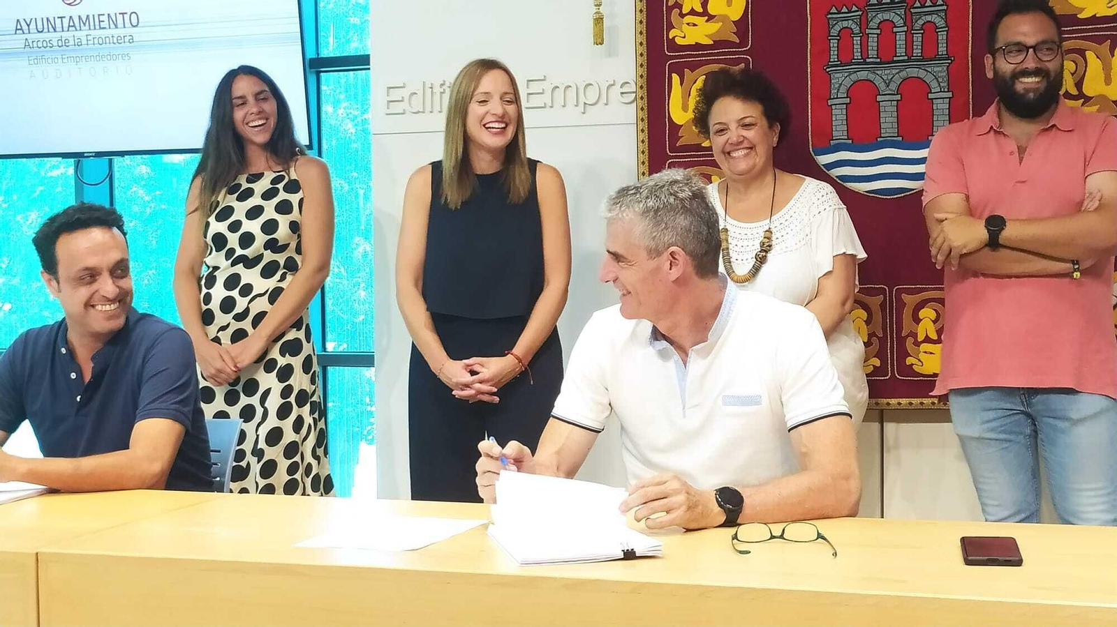 Un momento de la firma del contrato para la cesión del camping.