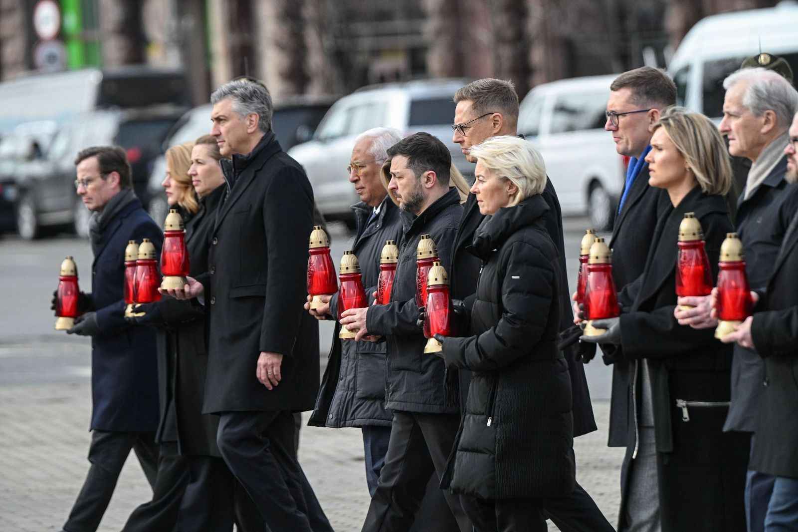 El presidente de Ucrania, Volodimir Zelenski, con los líderes europeos en el homenaje a los caídos en la guerra, ayer enKiev.