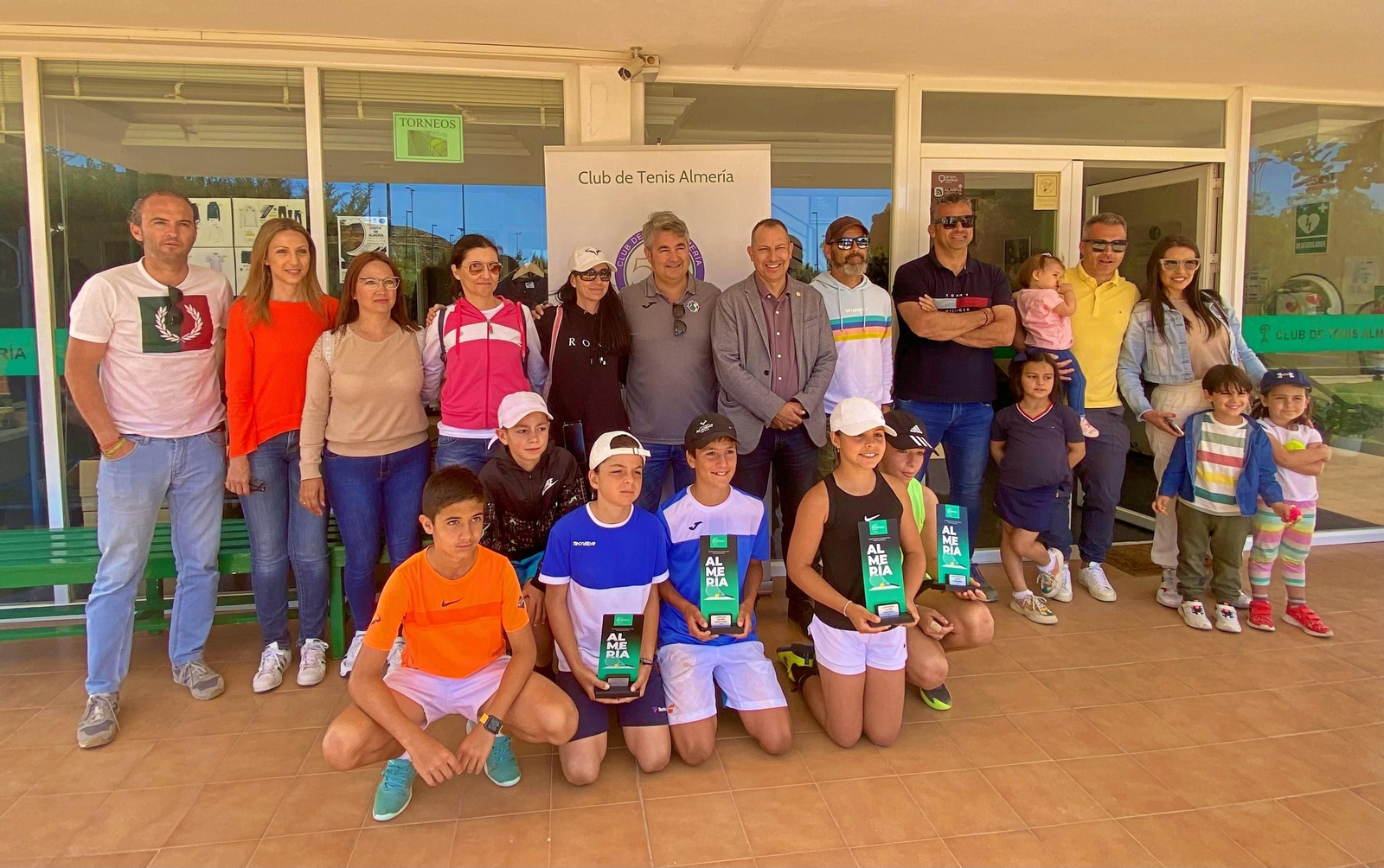 Los ganadores en categoría alevín posan con sus trofeos.