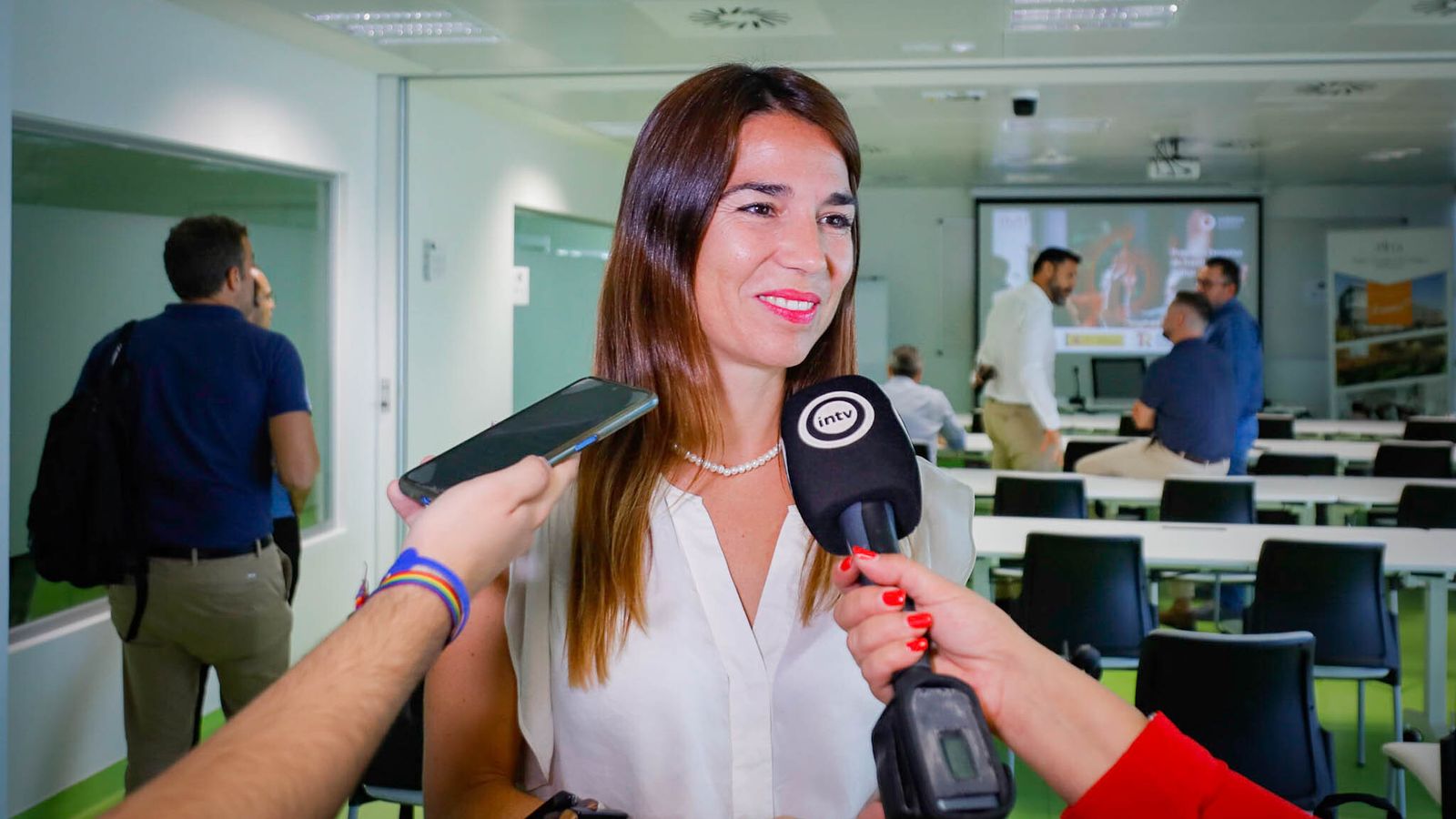 Blanca Zaragosí atiende a los medios de comunicación.