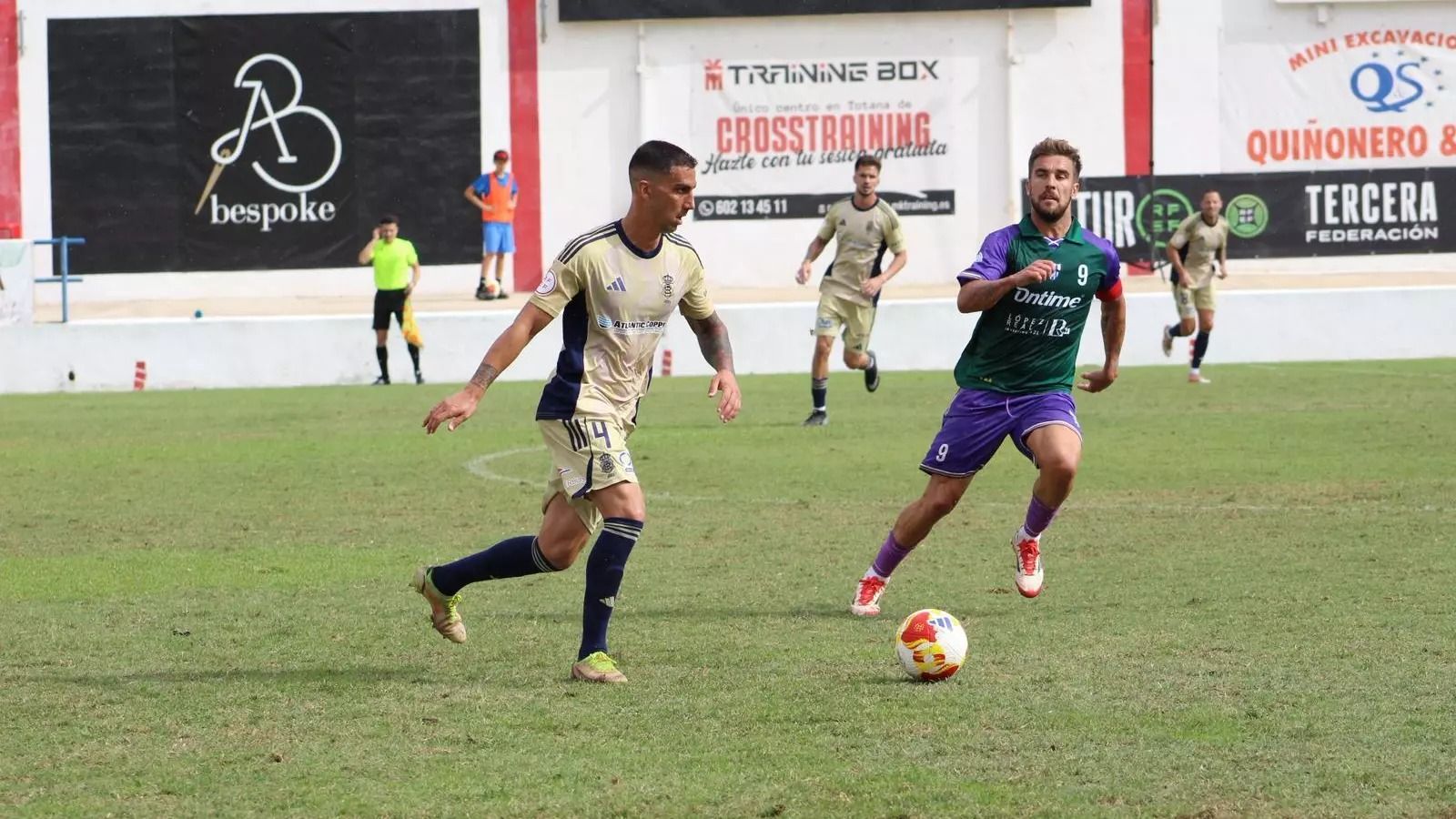 Francis Ferrón corre junto a Bonaque, defensa del Recreativo de Huelva en el Juan Cayuela.