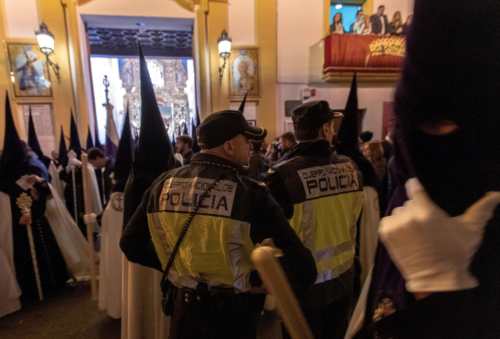 Policías nacionales, en la salida de la Esperanza de Triana.