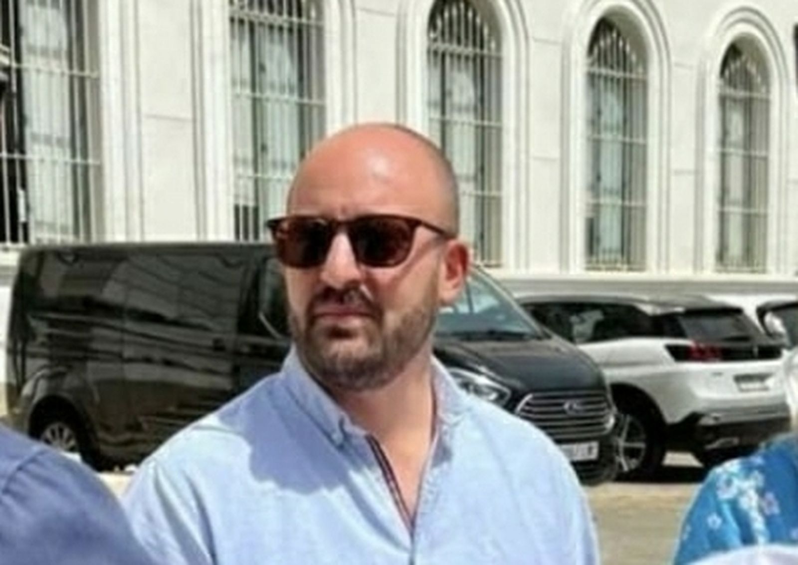 La furgoneta, aparcada ante la fachada del Ayuntamiento con Beardo en primer plano.