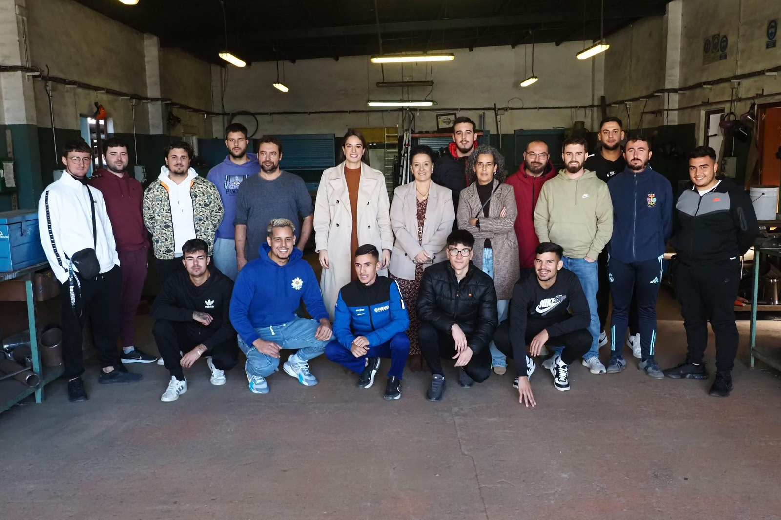 La alcaldesa, Milagros Romero, en el Centro de Formación Profesional de Tuberos Municipal (CEFPROS) acompañada por la concejal de Empleo, Gema Domínguez.