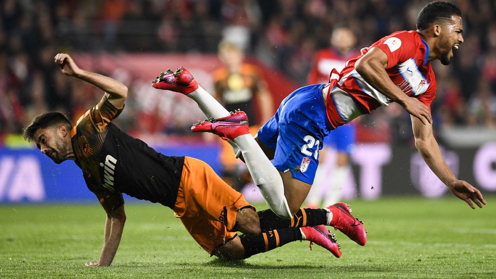 Yangel Herrera, que cuajó un gran encuentro, cae junto a Jaume Costa.