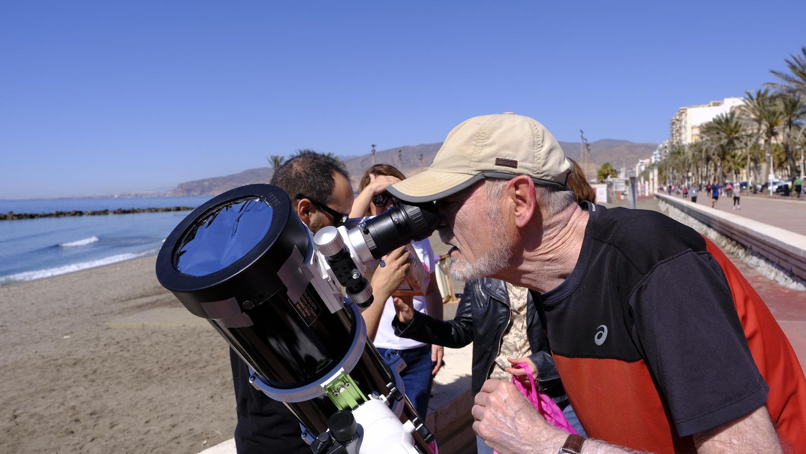 Almería observa el eclipse solar desde el Paseo Marítimo, en imágenes
