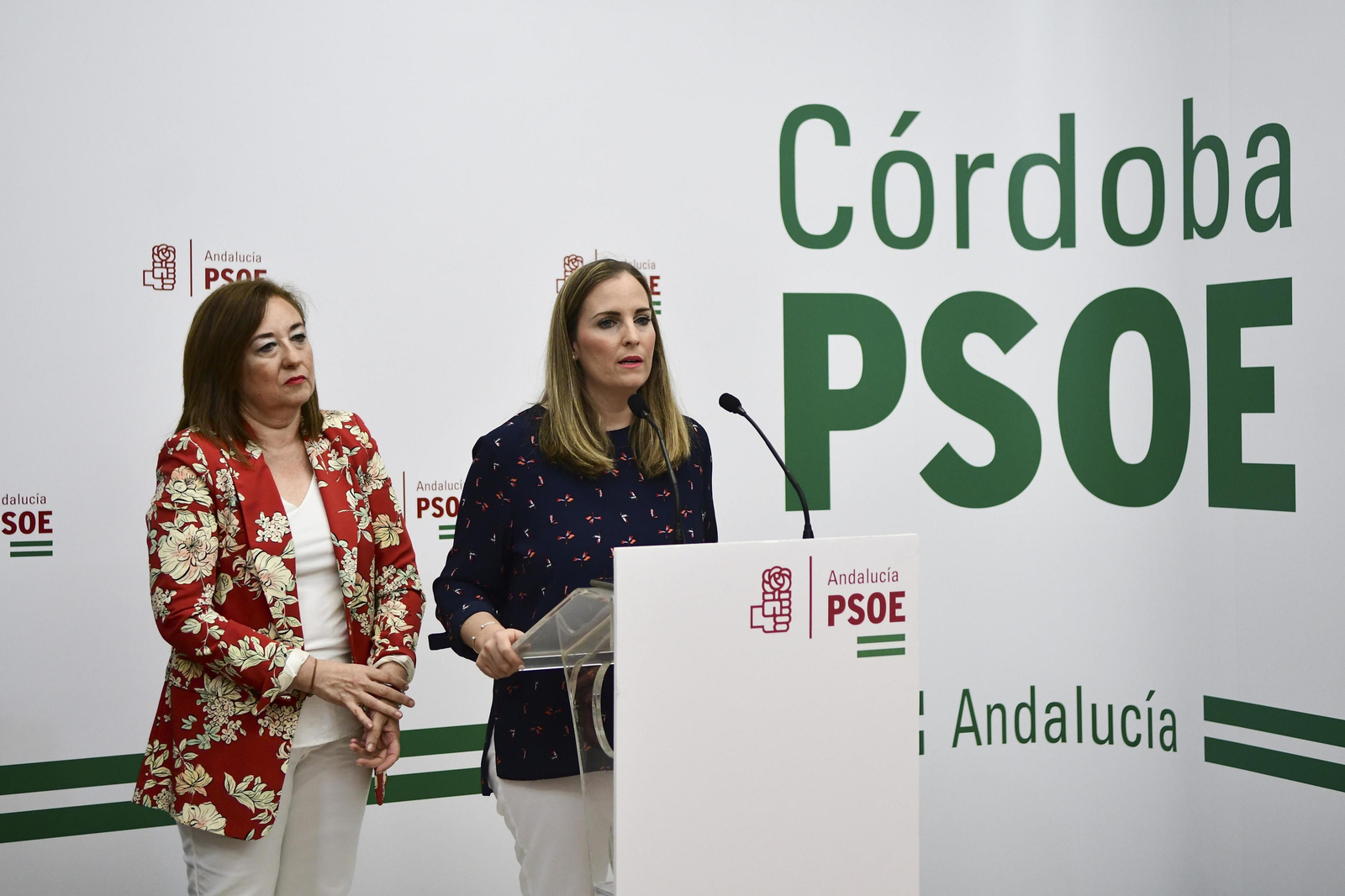 Soledad Pérez y Elena Ruiz en la sede socialista.