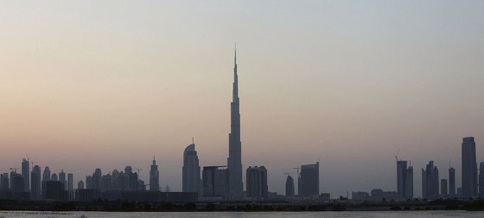 El nuevo 'skyline' de la ciudad con la Burj Dubai. / Reuters