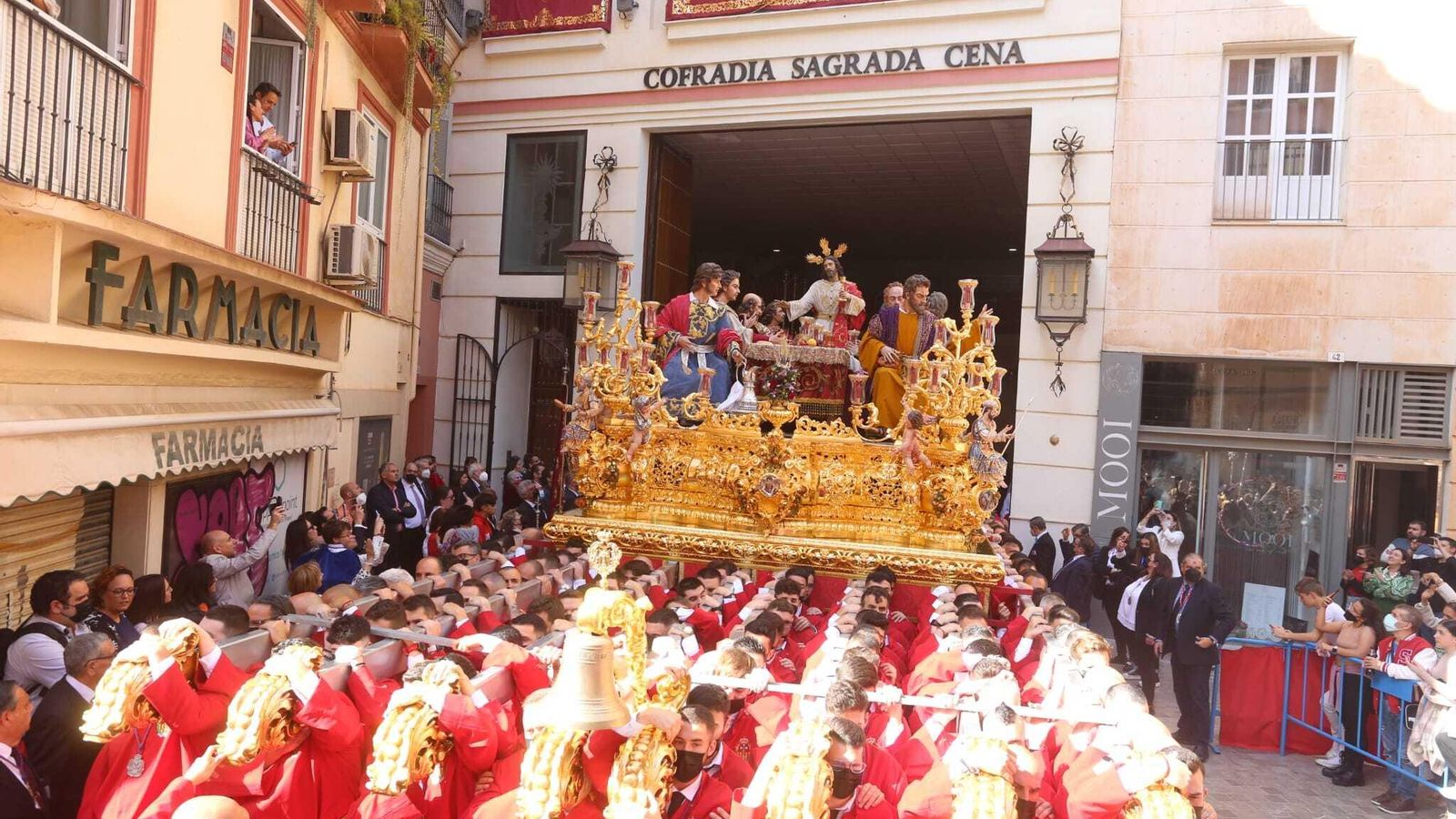 Momento de la salida del trono de la Sagrada Cena de su casa hermandad.
