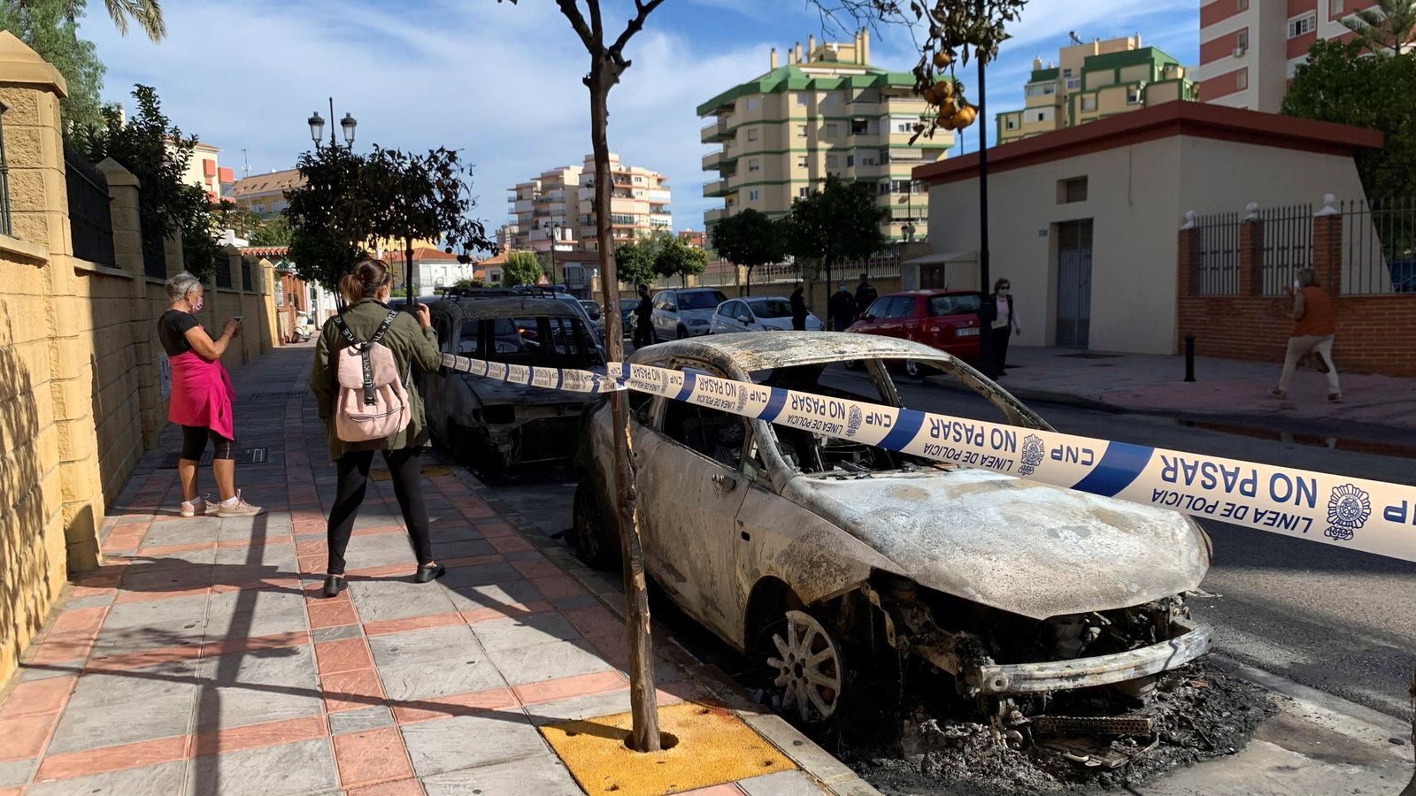 La Policía investiga el incendio de los vehículos.