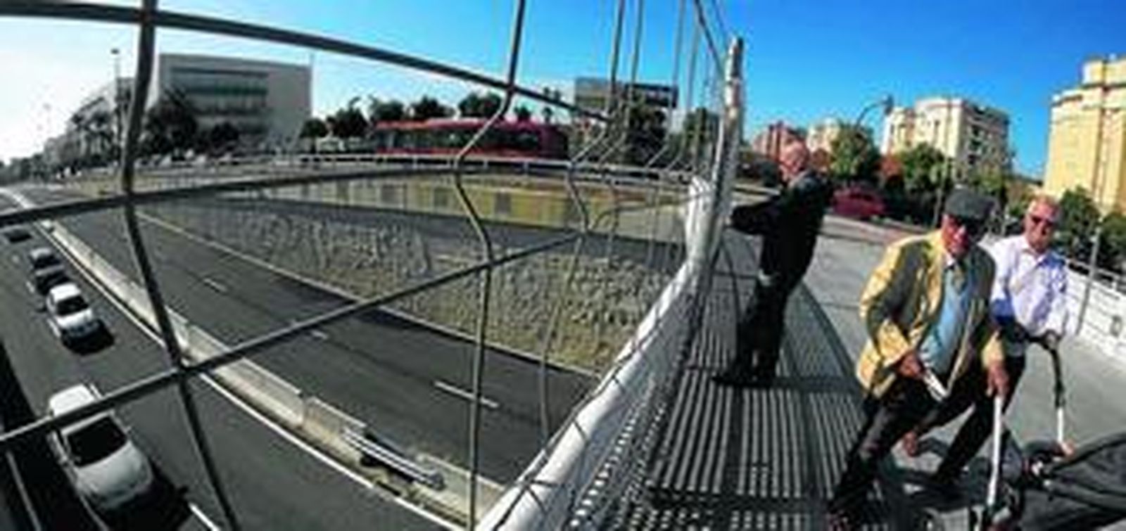 Vallas de obra provisionales protegen las barandillas de los dos pasos de peatones del paso subterráneo del Tamarguillo.