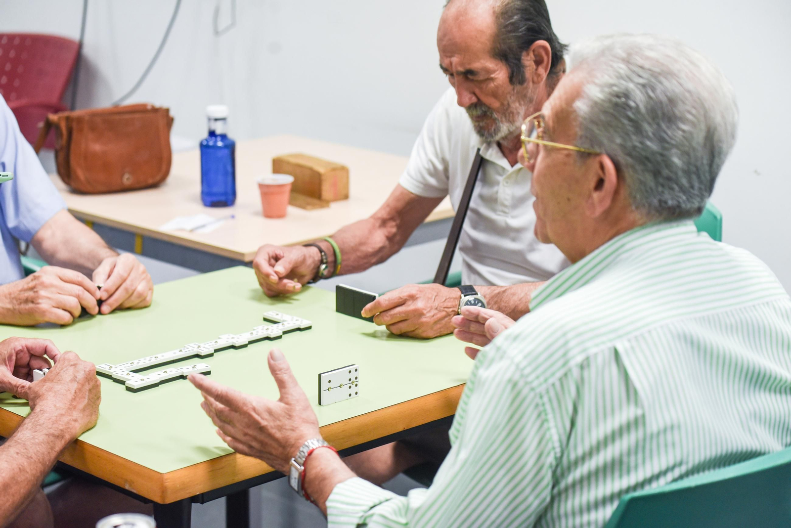 En imágenes, una mañana en el centro de participación activa para personas mayores de Huerta de la Reina