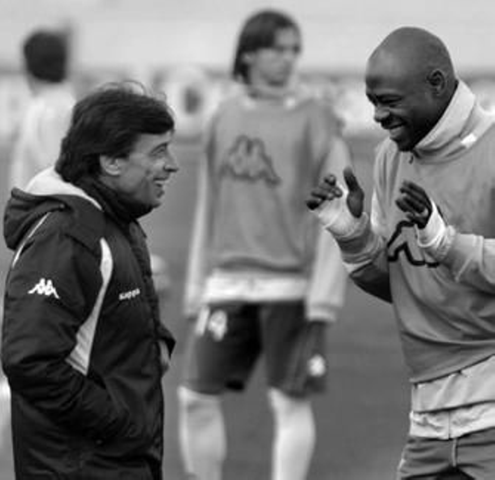 Paco Chaparro bromea con el camerunés Emana.