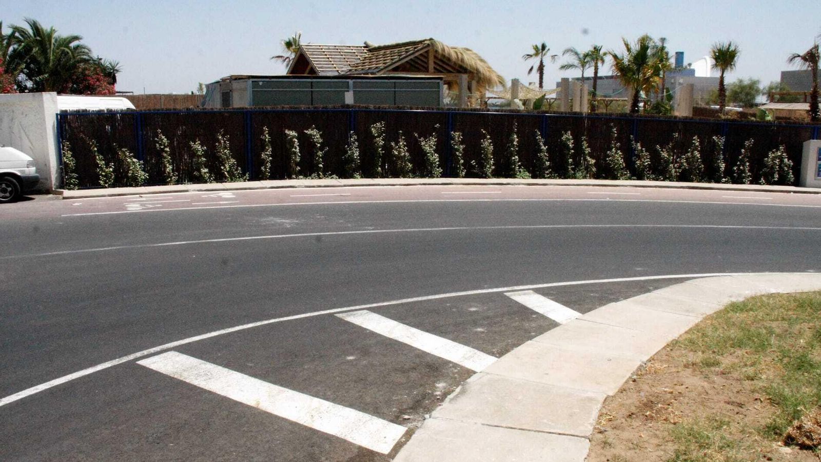 El nuevo acceso a las instalaciones, con carril de entrada y salida y la zona de ocio al fondo. El nuevo acceso a las instalaciones, con carril de entrada y salida y la zona de ocio al fondo.