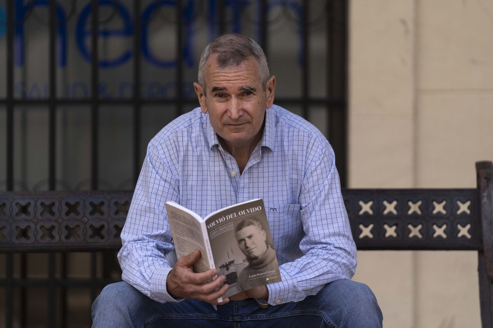 Tomás Romero Crespo, con el libro 'Volver del olvido'.