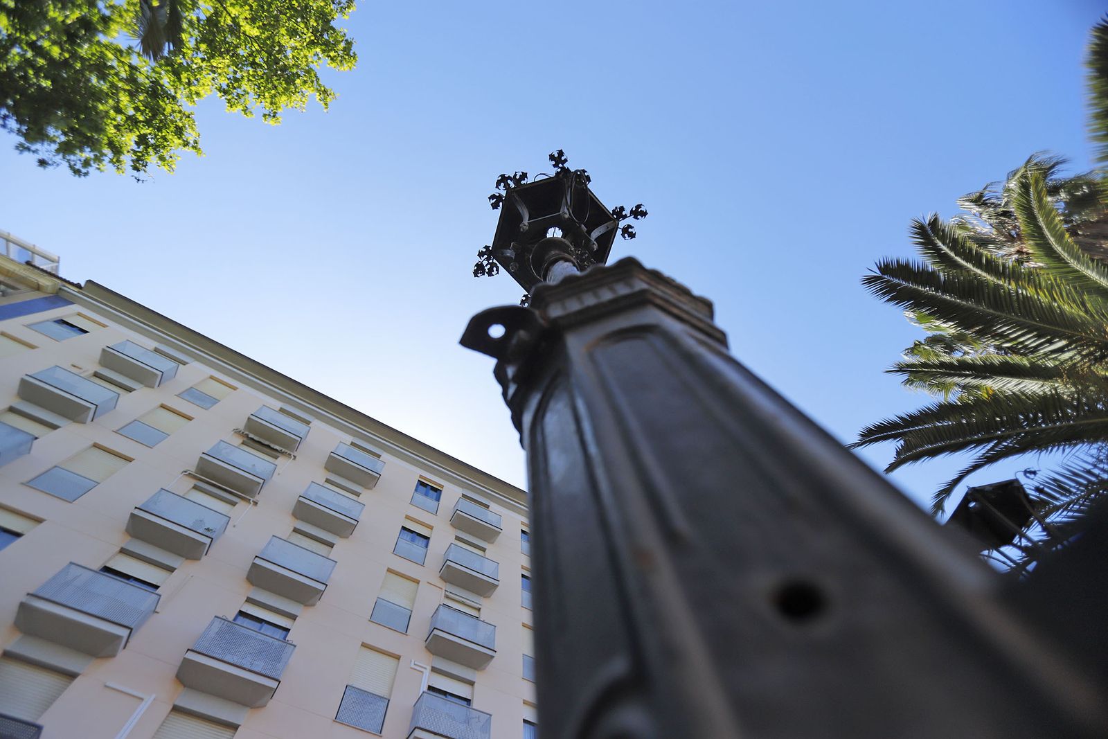 Farolas de las Antiguas oficinas de la línea Huelva-Zafra, hoy delegación de Turismo de la Junta