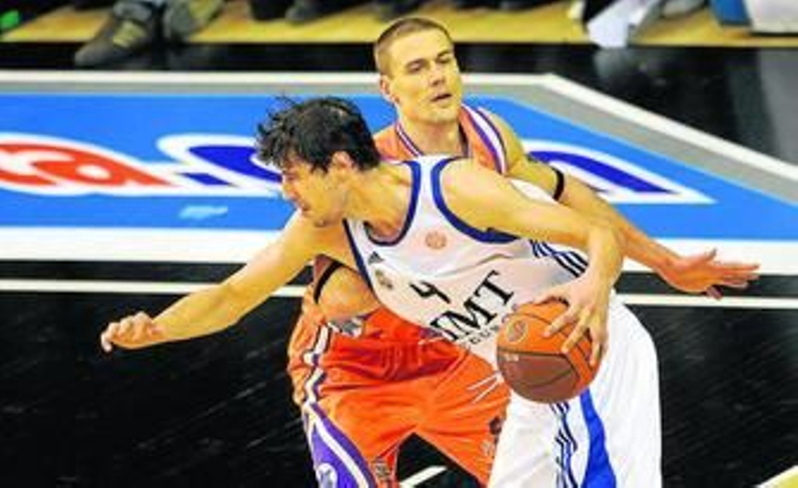 El lituano Javtokas defiende la entrada a canasta del croata Tomic.